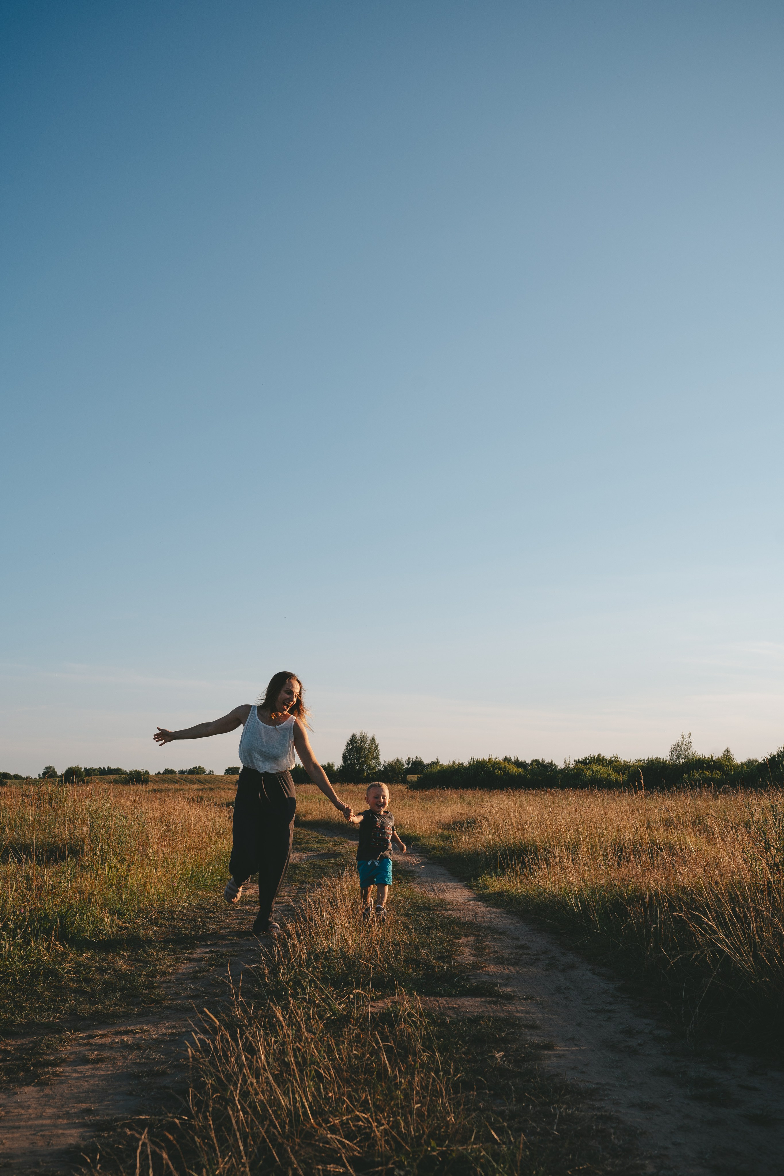 Семейная съемка в поле с ребенком: мама и сын. Фотограф Екатерина Канчалаба