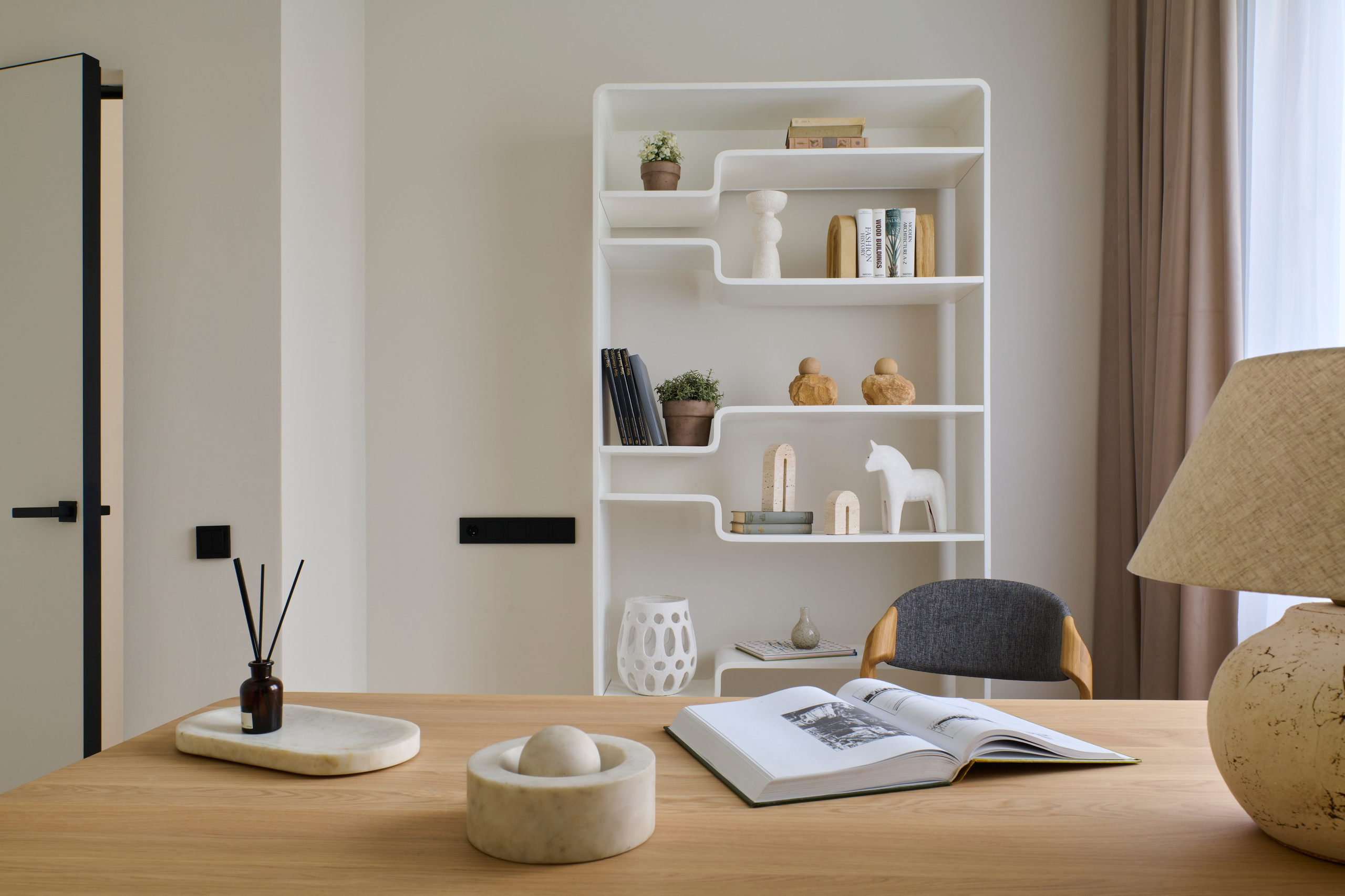 Рабочий стол с лампой, ноутбук и предметные детали на поверхности