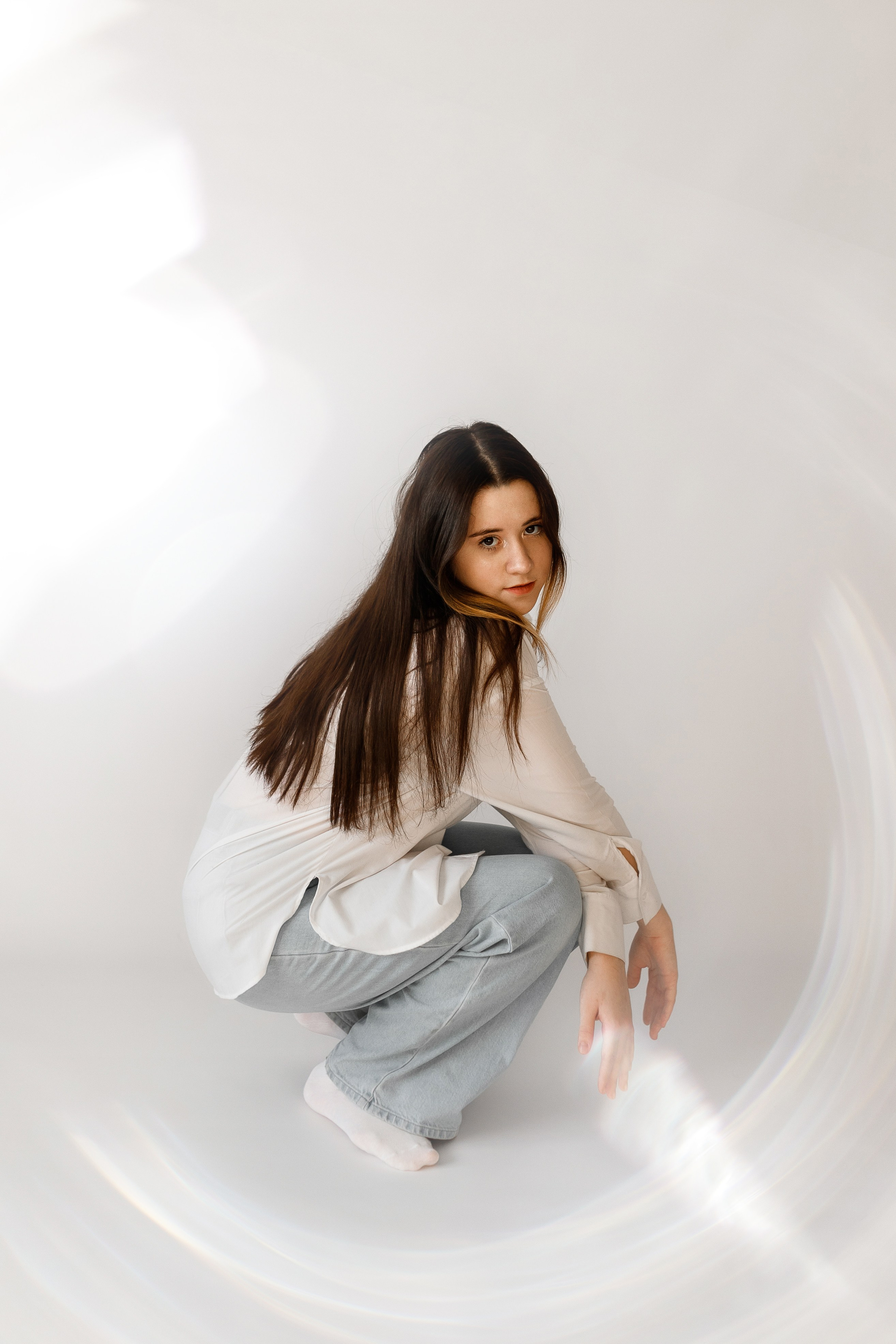 индивидуальная фотосессия в Перми. Девушка в студии на белом фоне в джинсах и рубашке. Лайфстайл.