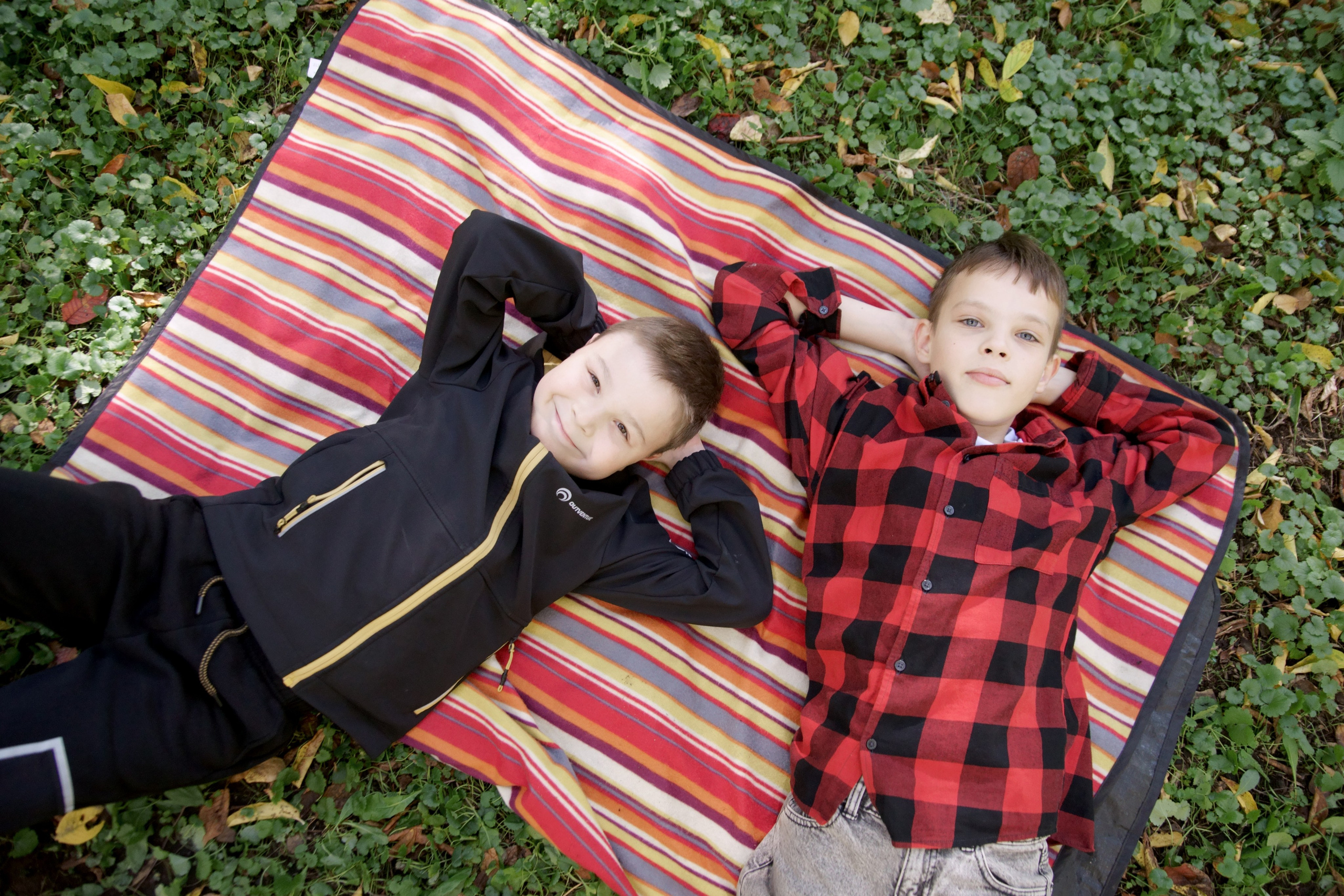 Выпускник начальной школы - осенняя сьемка - мальчики на траве