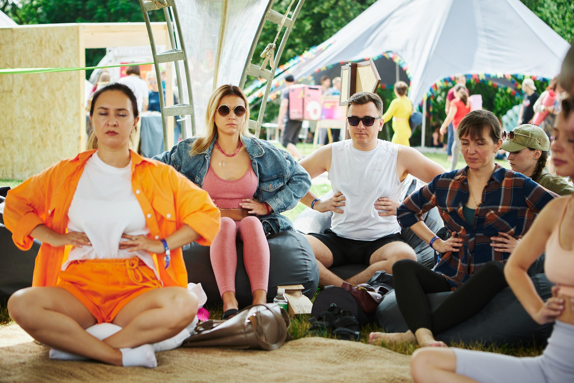 HOLI Yoga — репортажная съёмка фестиваля йоги в Москве. Репортажный фотограф в Москве — Дмитрий Тарасов | Съёмка мероприятий, концертов, корпоративов