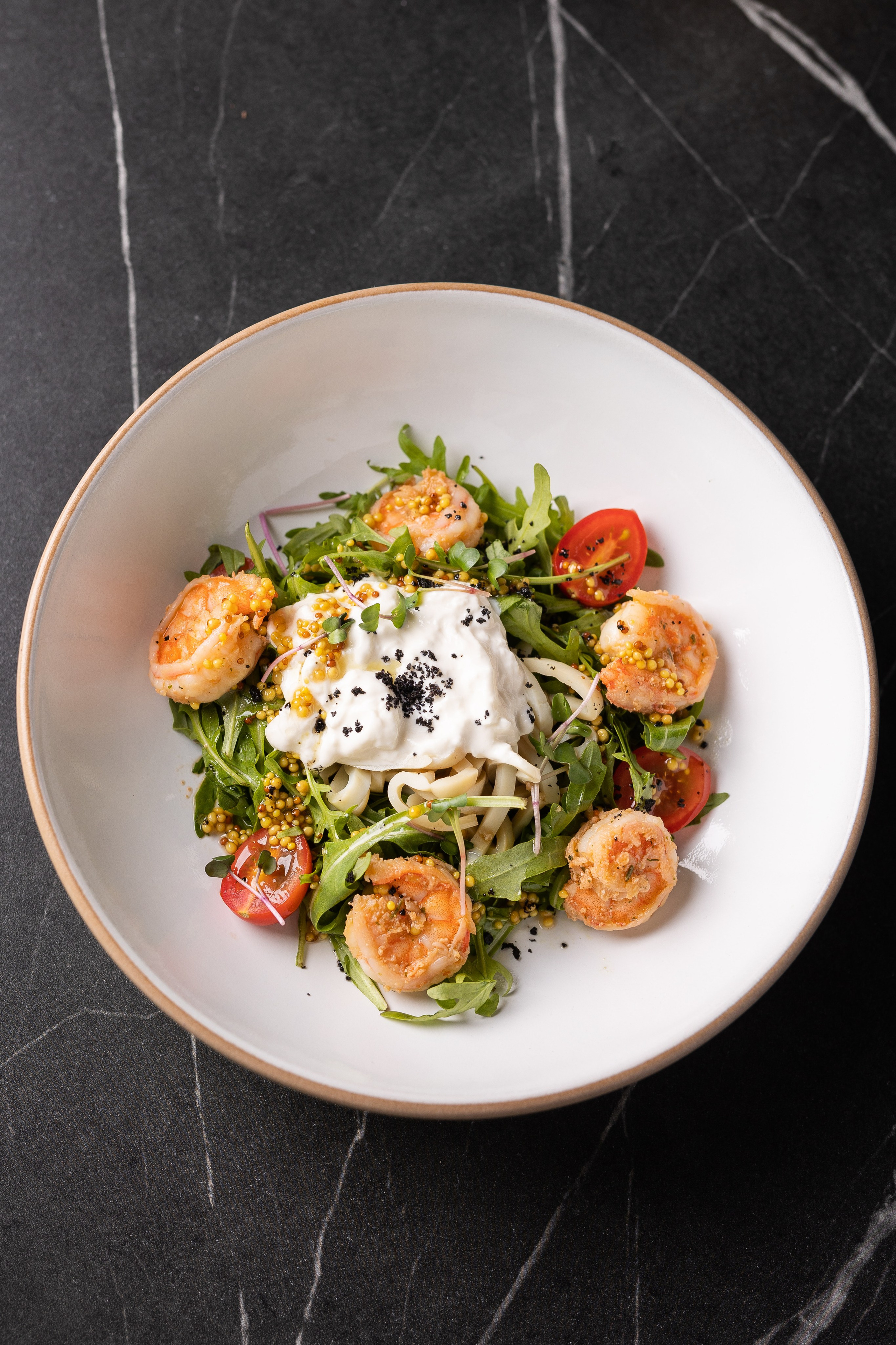 Салат с креветками и кальмарами. Фото для меню кафе и ресторана