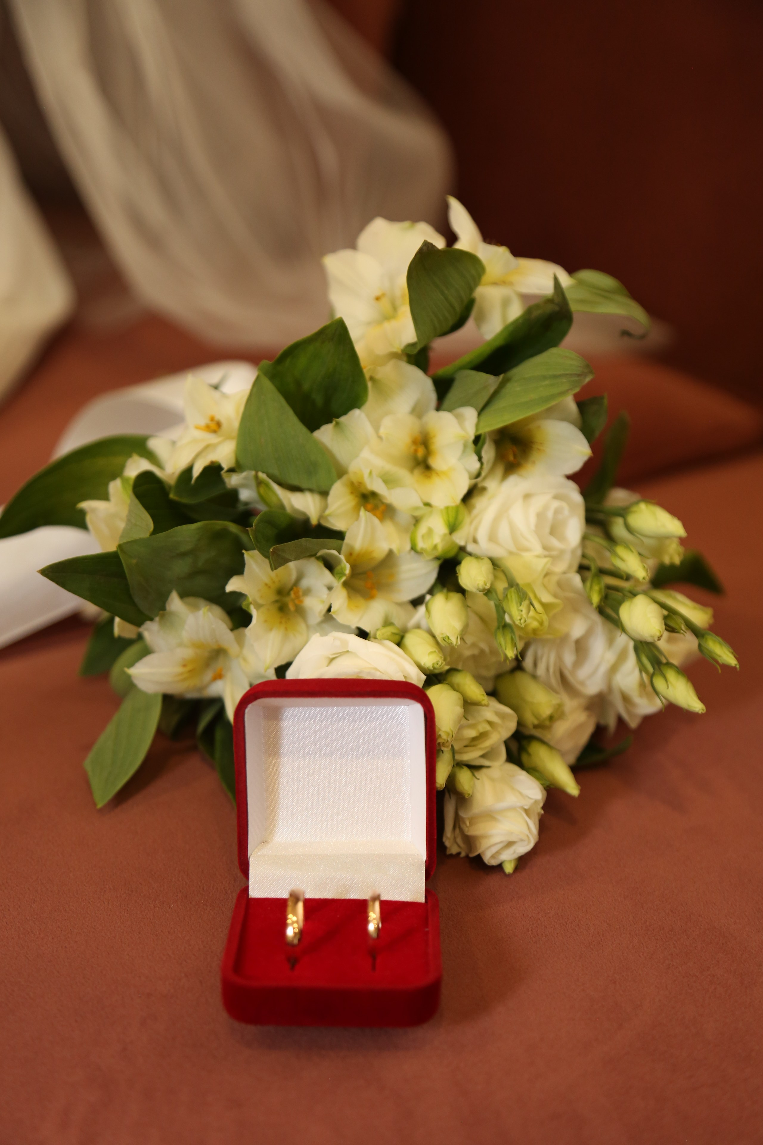 В Таганском ЗАГСе свадебная фотосессия в Москве летом для Сергея и Анастасии. Фотосессия в студии в Москве от профессионального фотографа услуги по доступным ценам