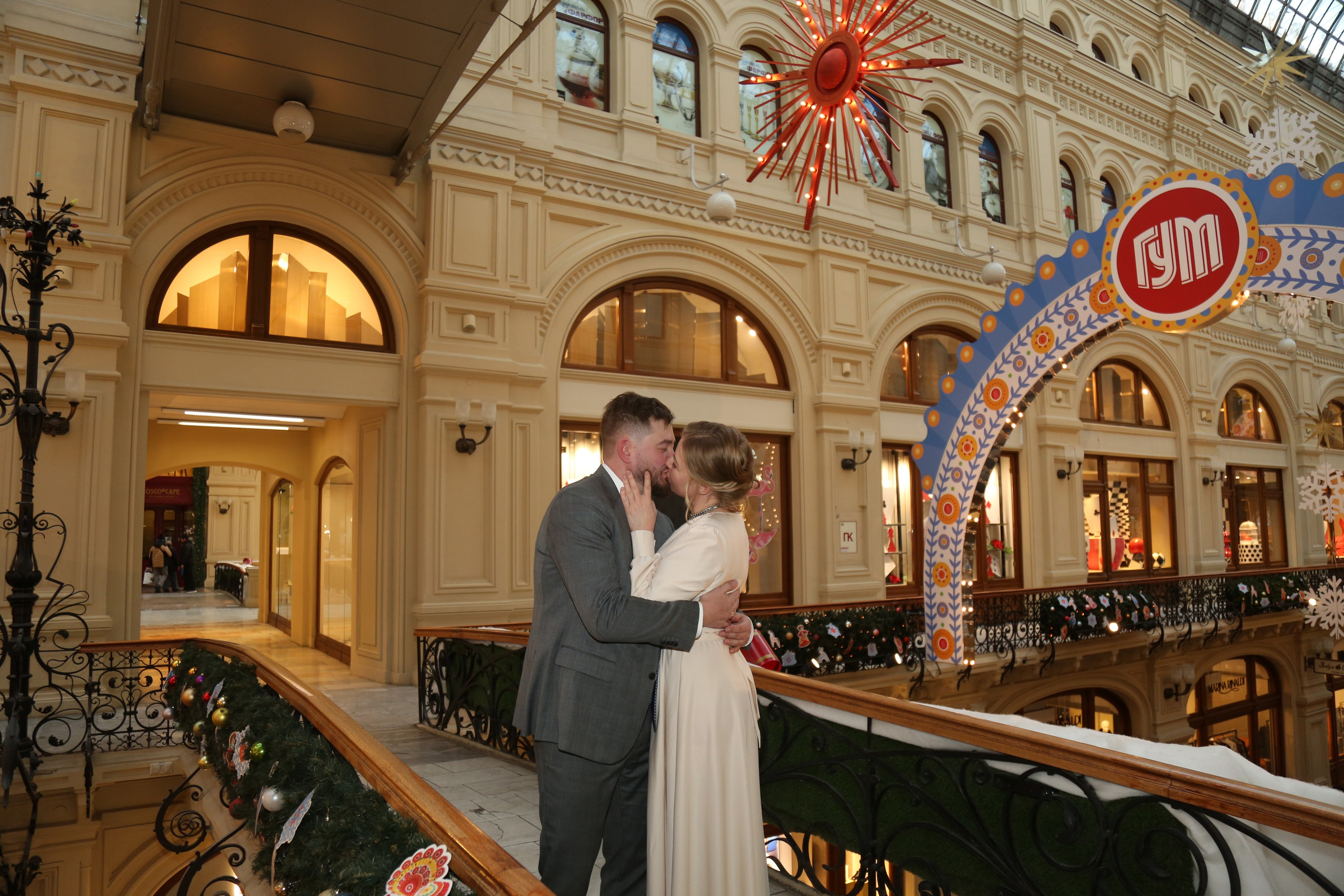 Свадебная фотосессия Владимира и Марины в отеле Националь. Фотосессия в студии в Москве от профессионального фотографа услуги по доступным ценам