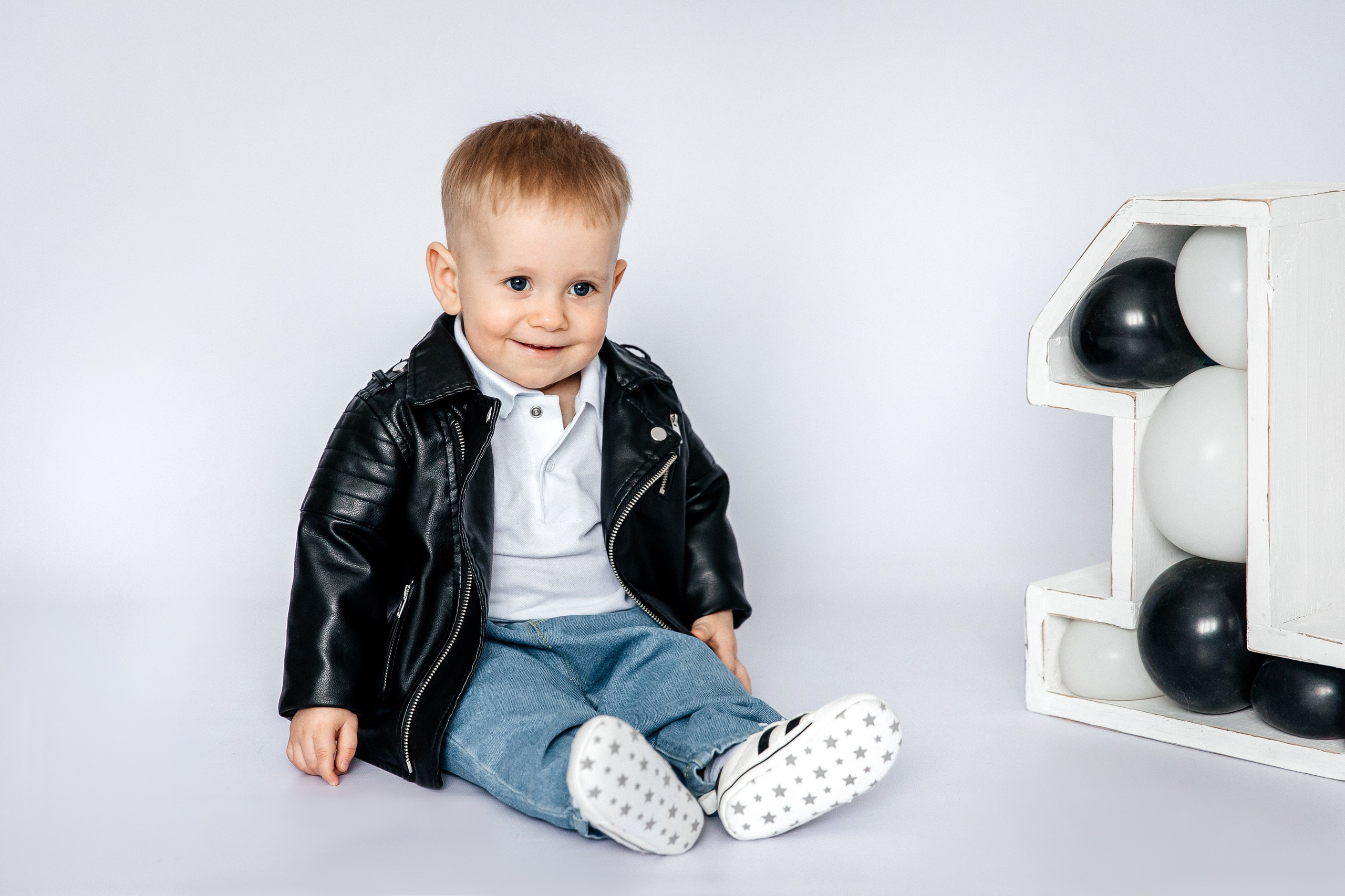 На белом фоне / минимализм. Детский фотограф, выпускные альбомы в Нижнем Новгороде Бодягина Мария