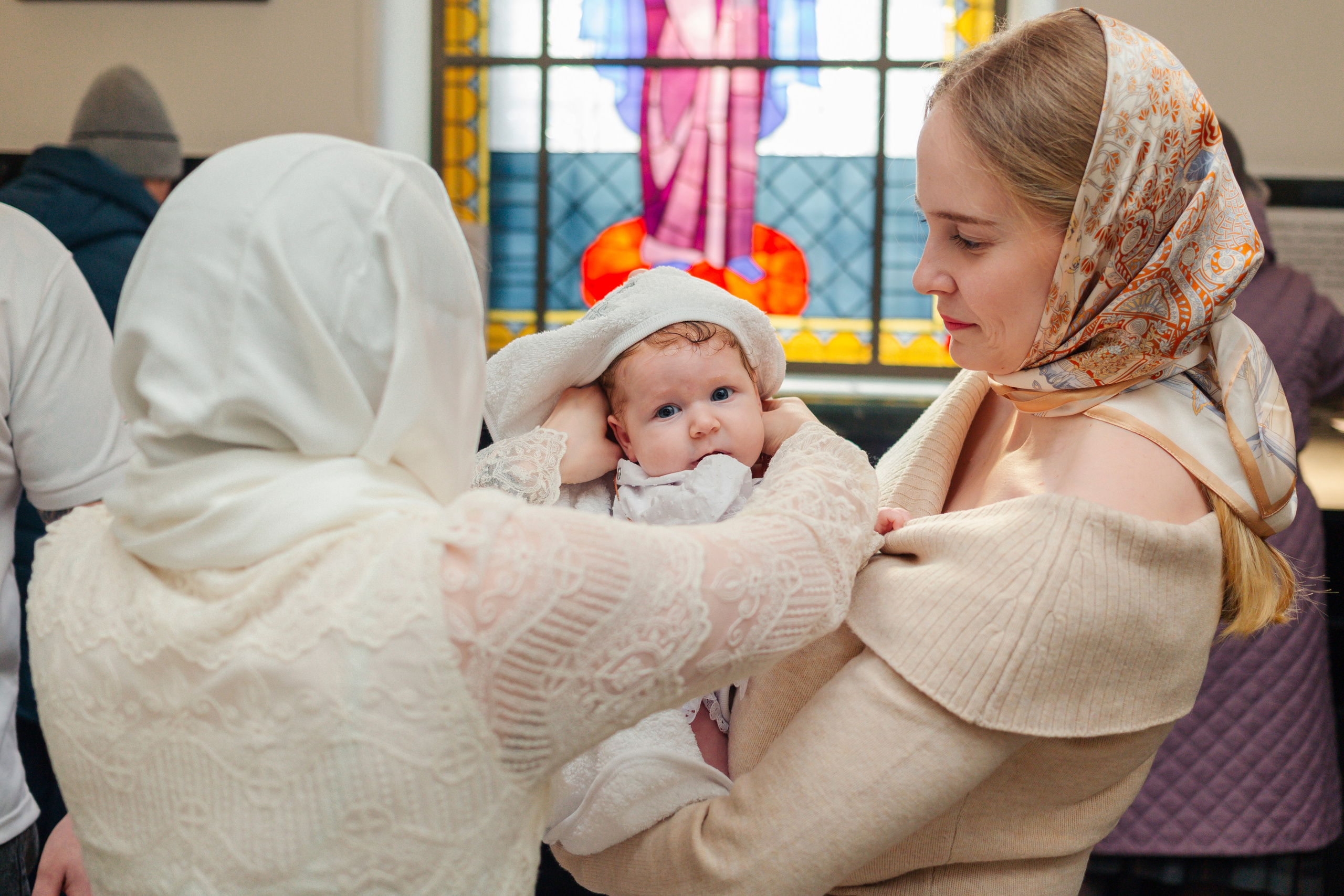 Сравнение критериев: в каком храме лучше крестить ребенка — атмосфера, расположение, правила, Современная крестильная купель для полного погружения. На что обратить внимание при выборе храма, Вместительный и светлый зал храма — ключевой фактор при выборе места для крещения с большим числом гостей, купель в храме Невского района Санкт-Петербурга