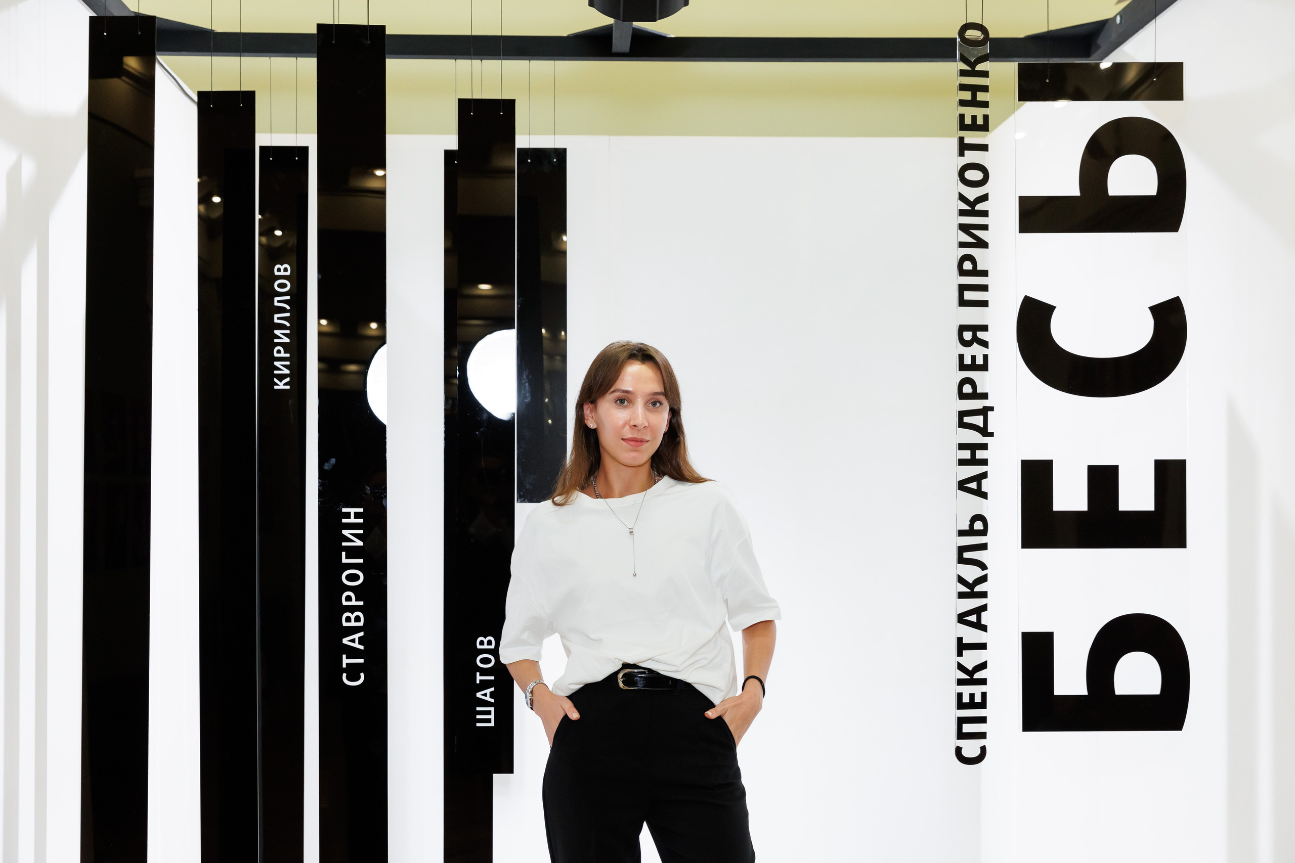 Красный факел — фотозона перед премьерой спектакля. Фотограф Новосибирск — Наталья Гресь