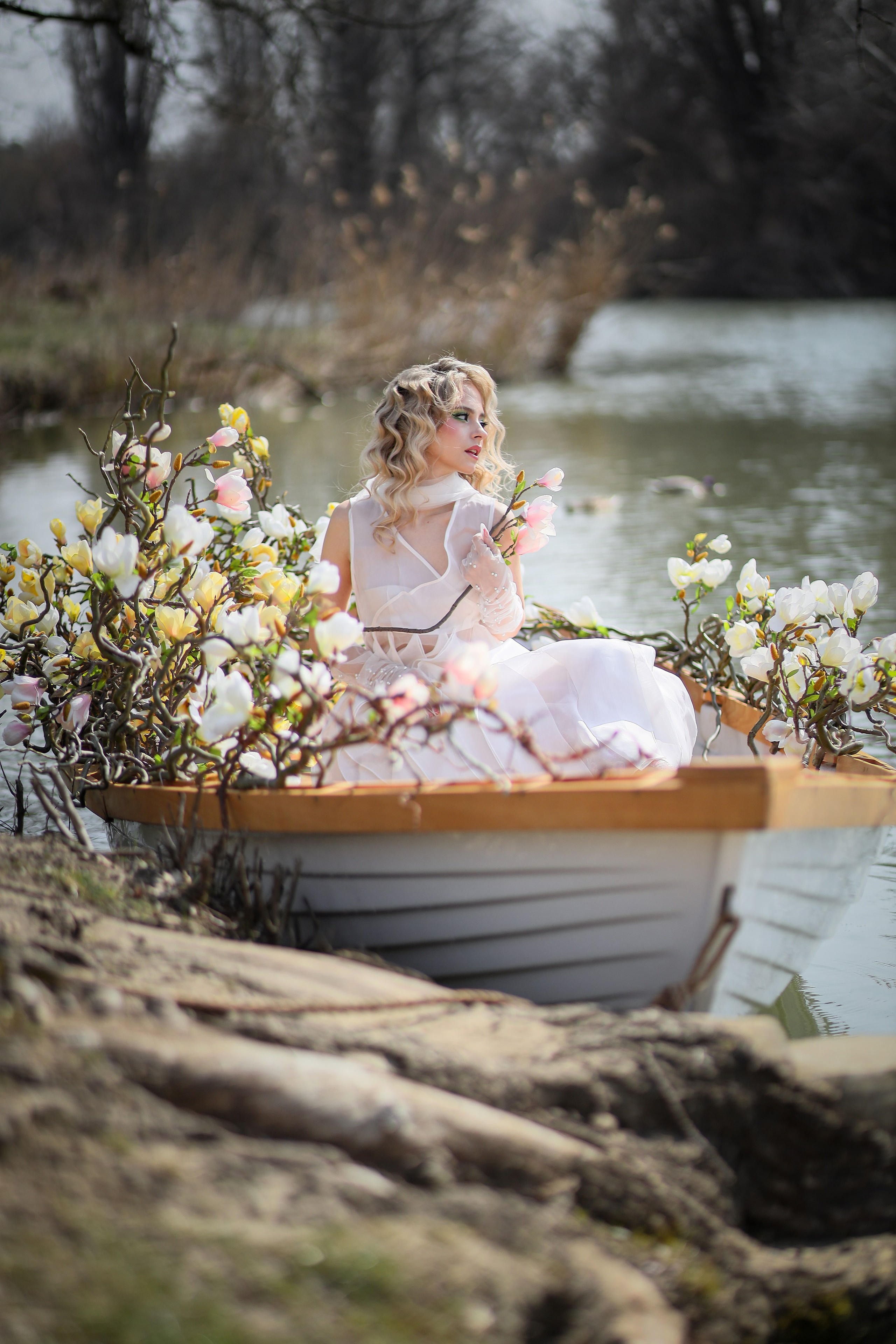 Фотосессия в лодке украшеной ветками магнолии. Свадебный и семейный фотограф в Абхазии Жанна Соснина