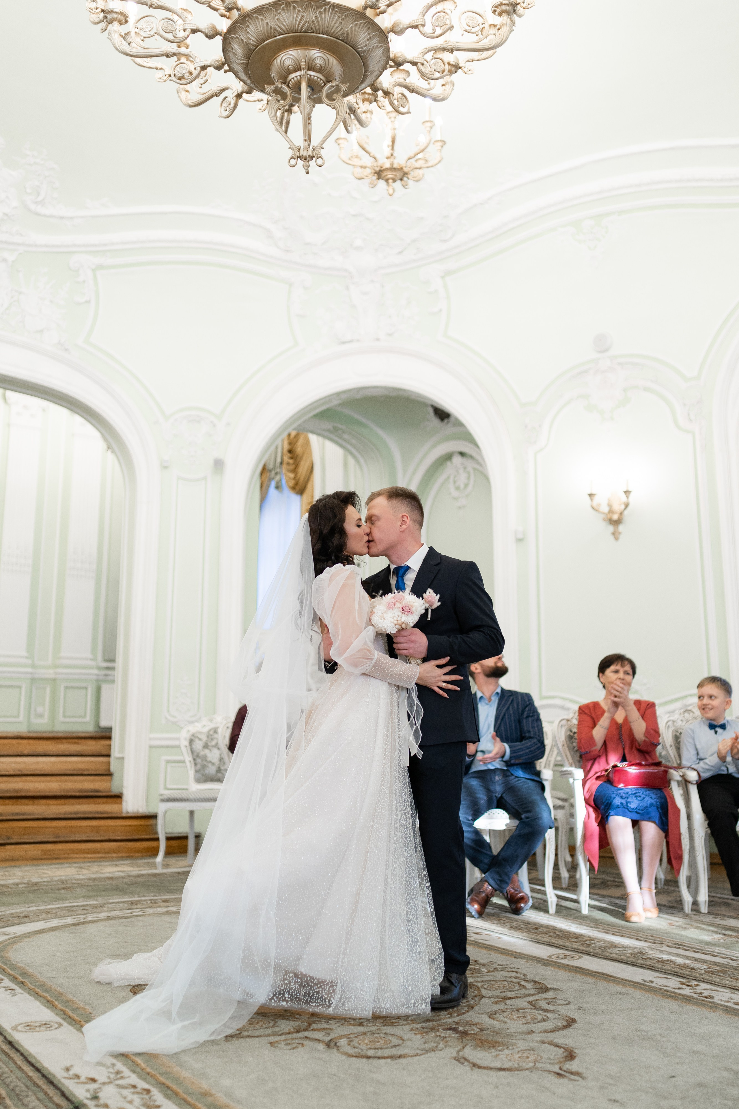 Свадебная фотосессия в зале торжественной регистрации загса Петроградского района