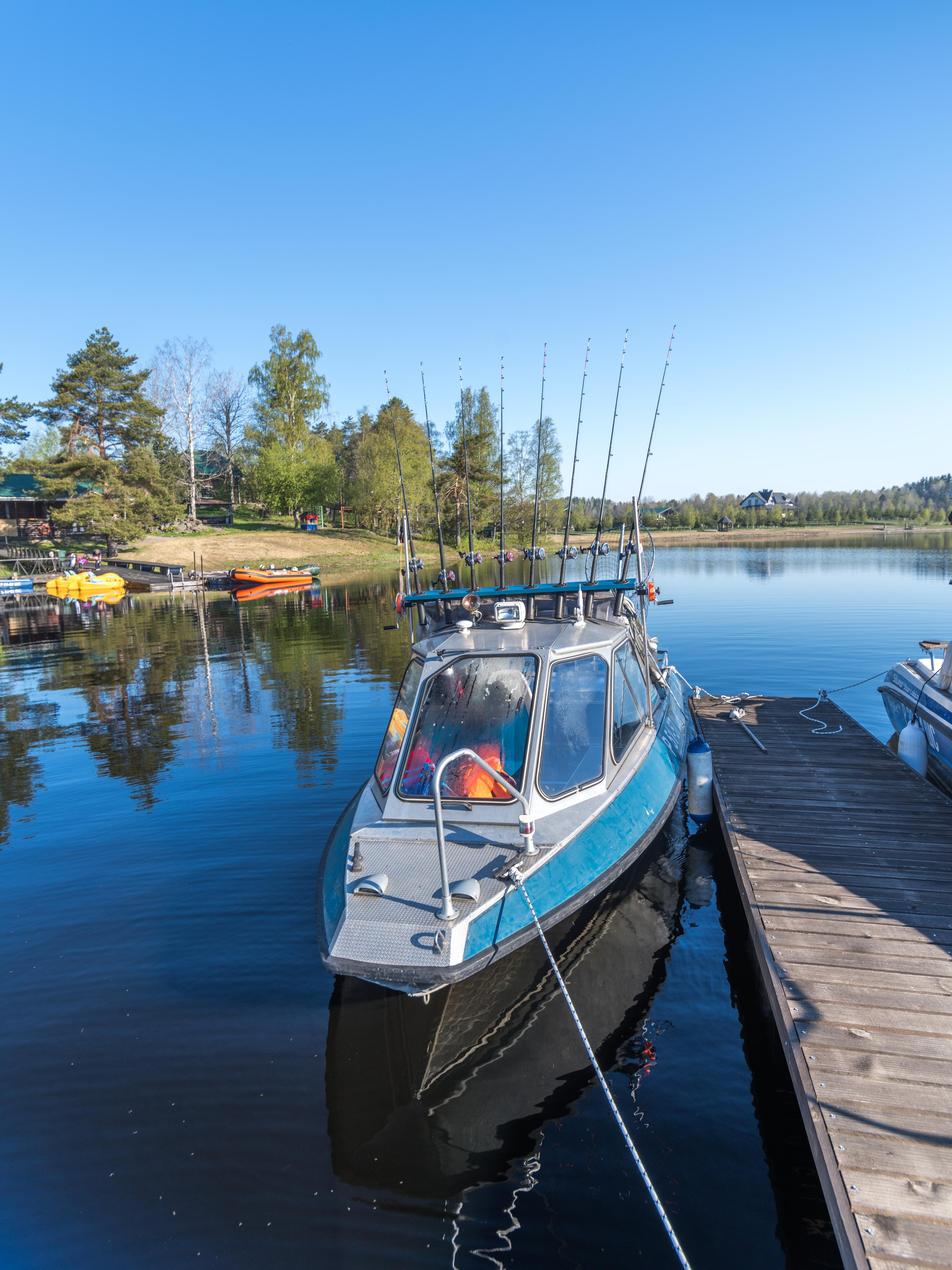 Пансионат Черные камни. пристань с лодкой для рыбалки
