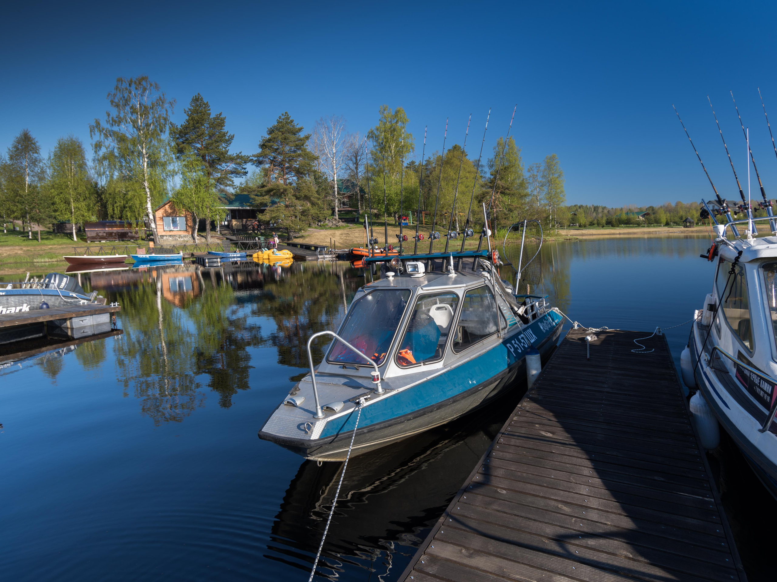 Пансионат Черные камни. пристань с лодкой для рыбалки