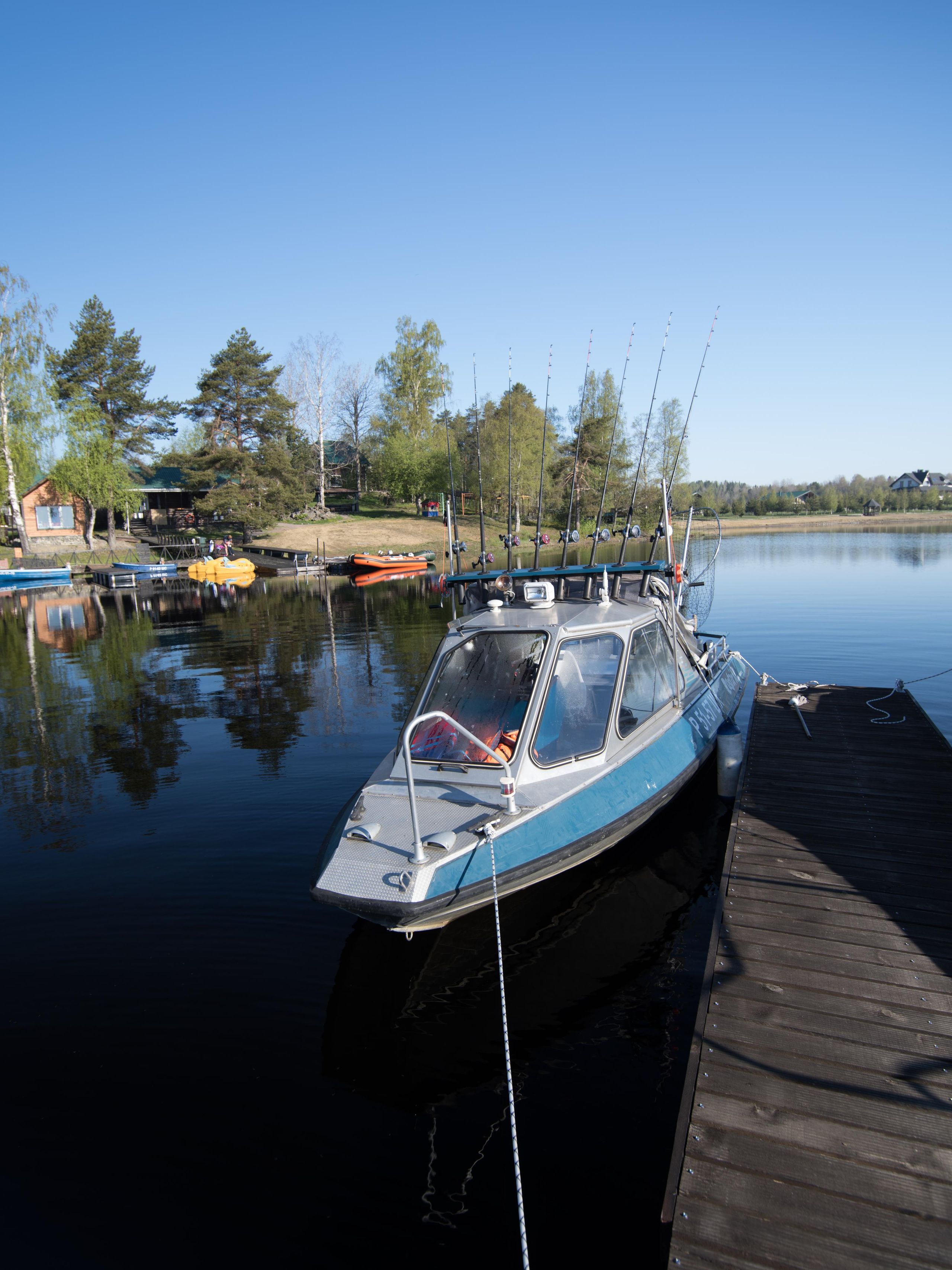 Пансионат Черные камни. пристань с лодкой для рыбалки
