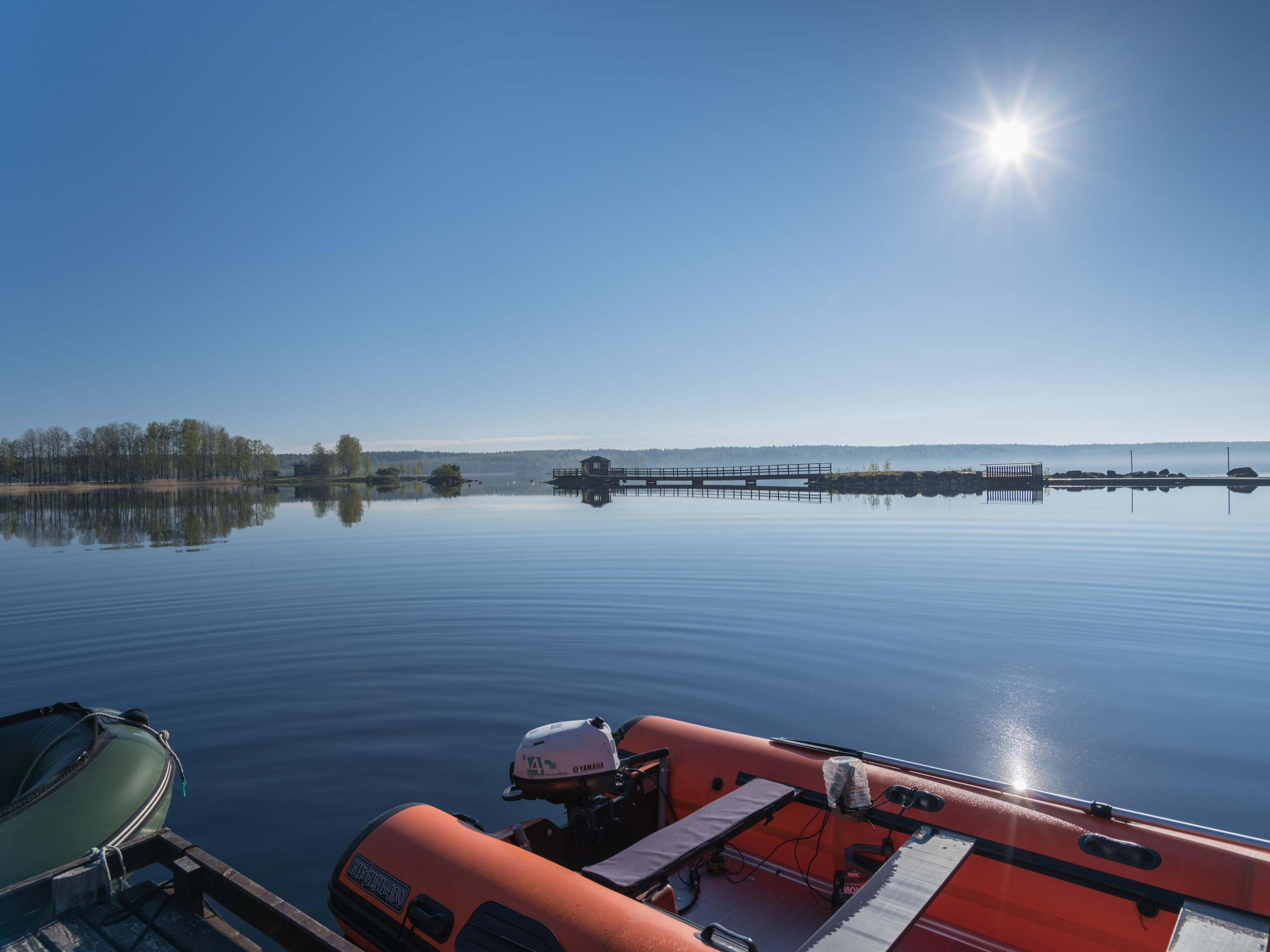 Пансионат Черные камни, солнечное утро. Моторная резиновая лодка