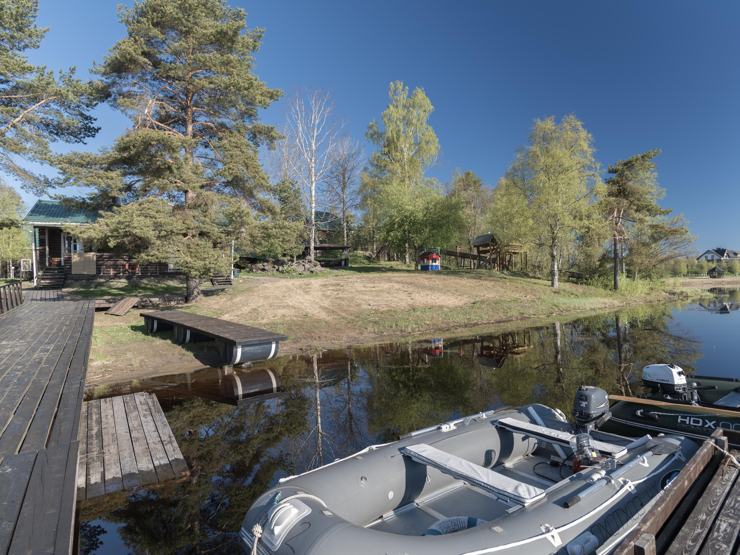 Пансионат Черные камни. Пристань с моторной резиновой лодкой