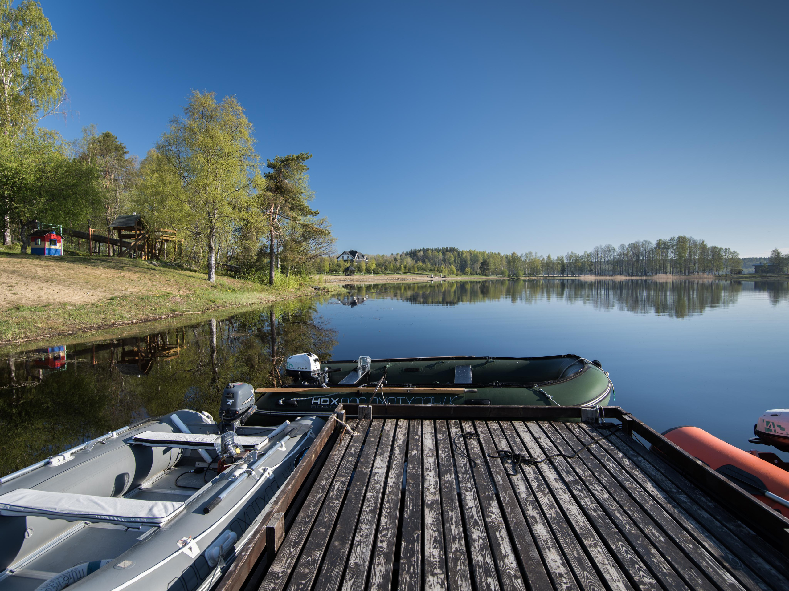 Пансионат Черные камни. Пристань с моторной резиновой лодкой