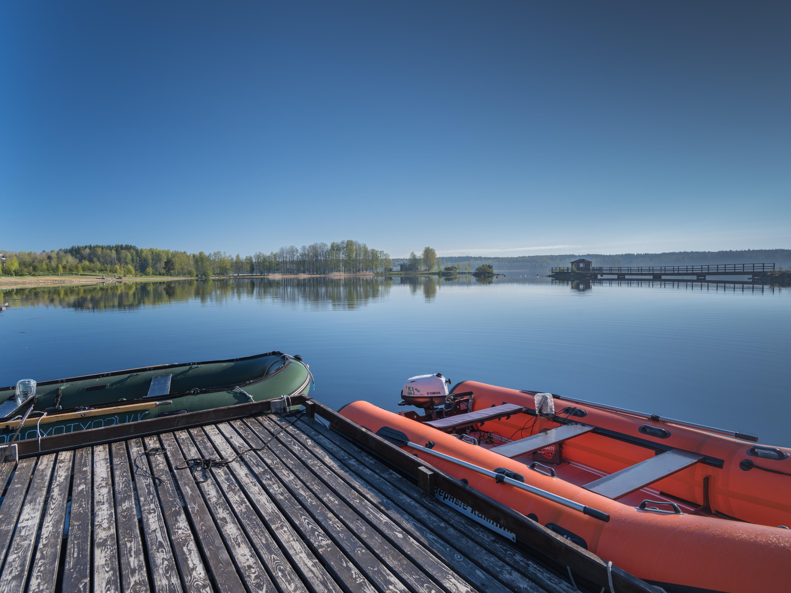 Пансионат Черные камни. Пристань с моторной резиновой лодкой