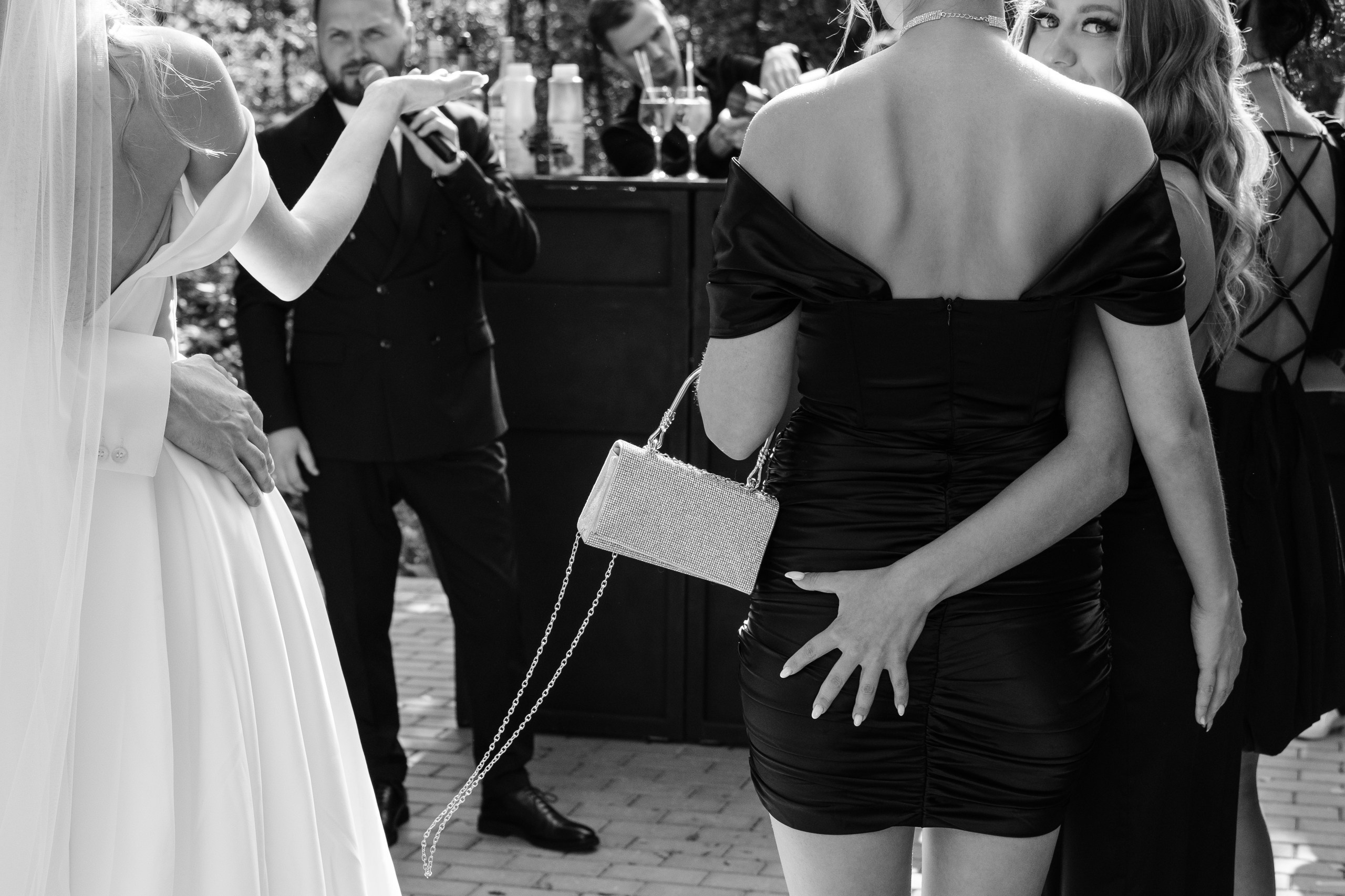 Черно-белая свадьба с вечерней церемонией под деревом. Свадебный фотограф Элли Федосеева