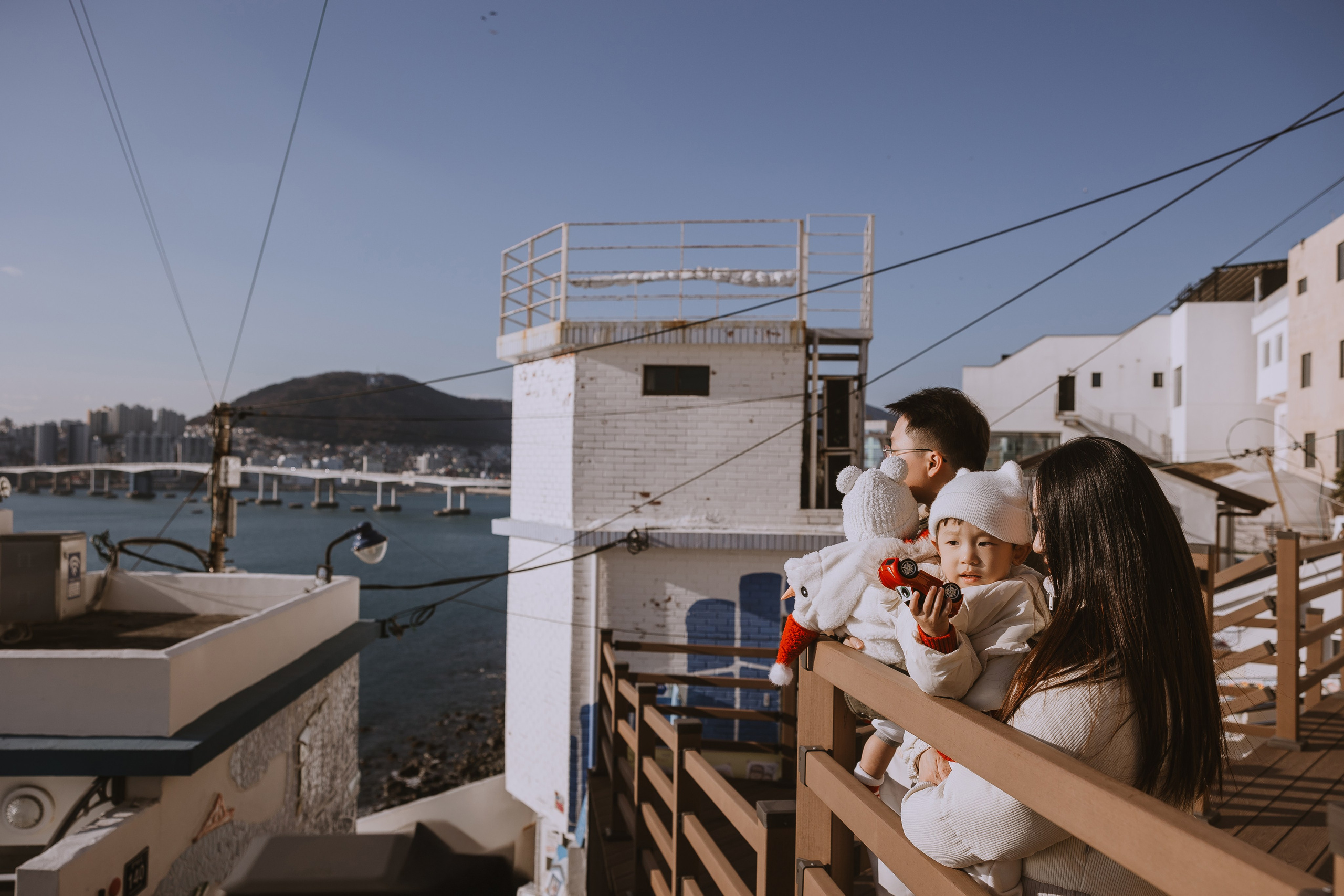 Семейная прогулка в Пусане. Зимняя фотопрогулка по Пусану. Фотопрогулка в Пусане. Семейная прогулочная фотоссесия. Фотосессии в Пусане. Фотоссесии в Корее. Фотограф Пусан. Какую одежду выбрать для фотосессии зимой. 