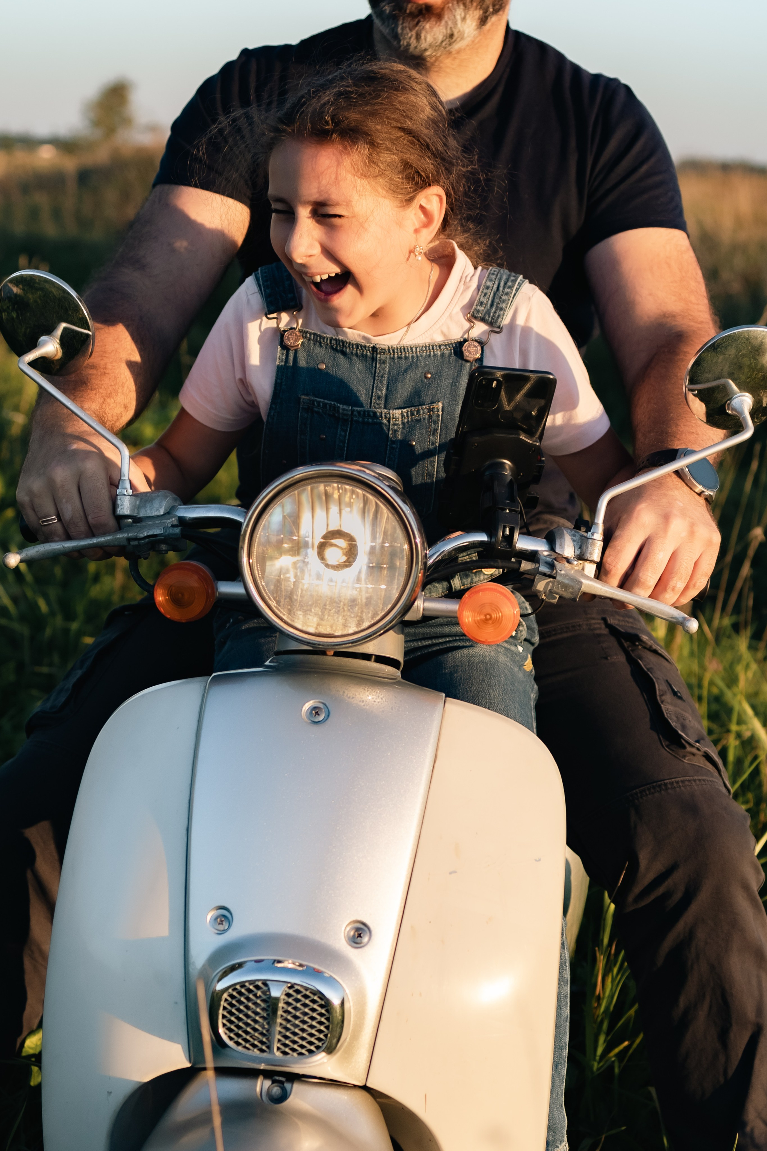 Ценные моменты с папой. Фотосессия «Папа и дочь в мини путешествии на мопеде». Семейный и детский фотограф в Санкт-Петербурге Павлова Елена