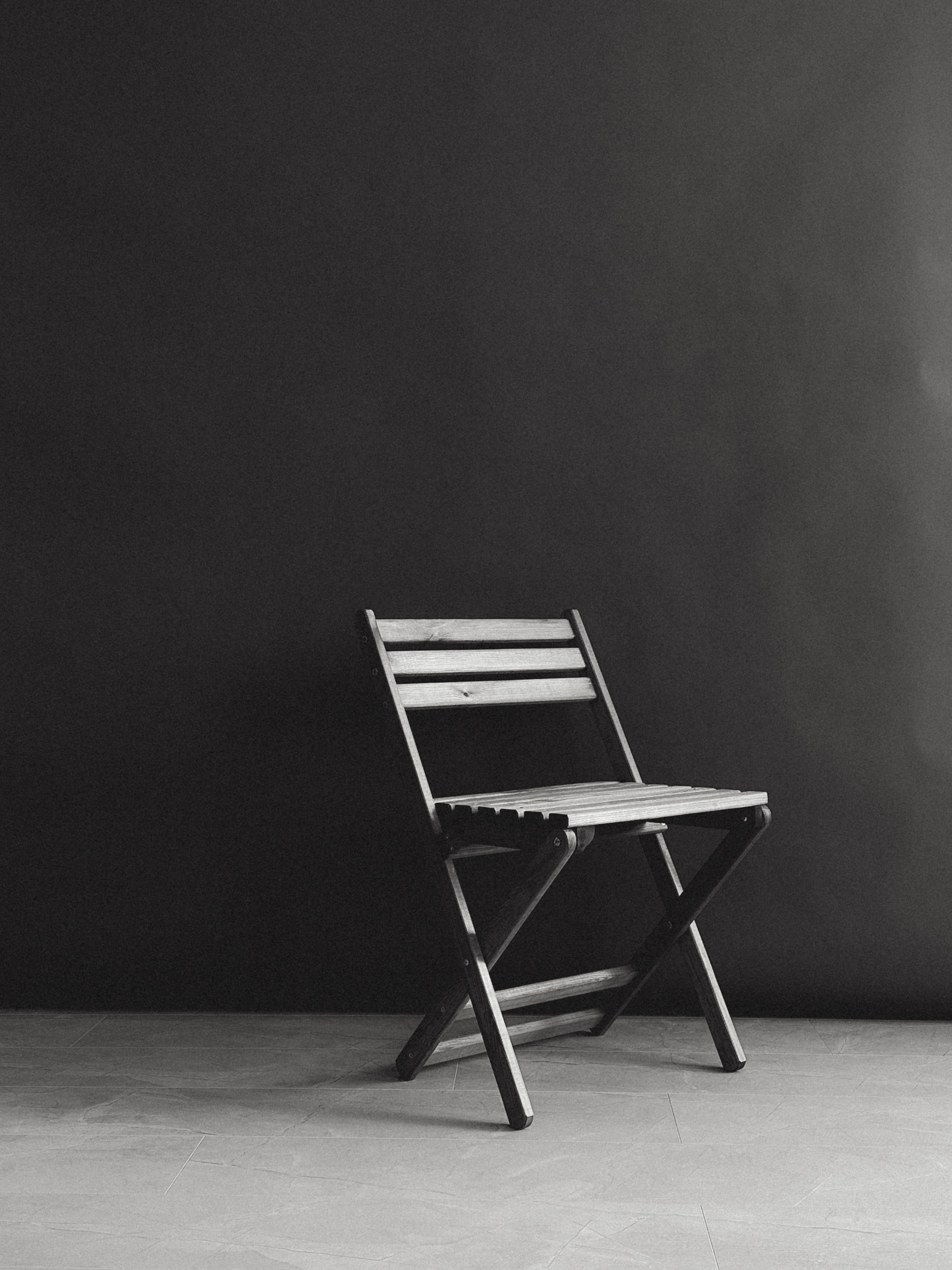 • Складной стул из дерева