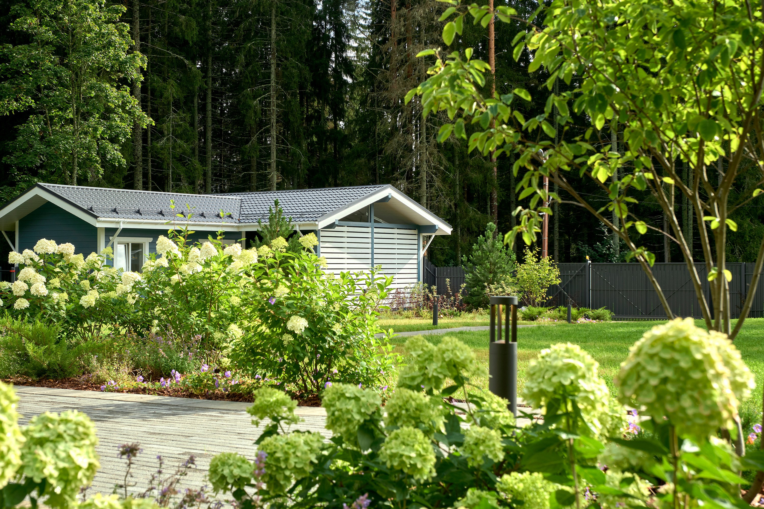 Фотосъемка реализованного проекта частного сада в Заполье для ландшафтной студии Хвоя. Фотограф Наталья Соловьева