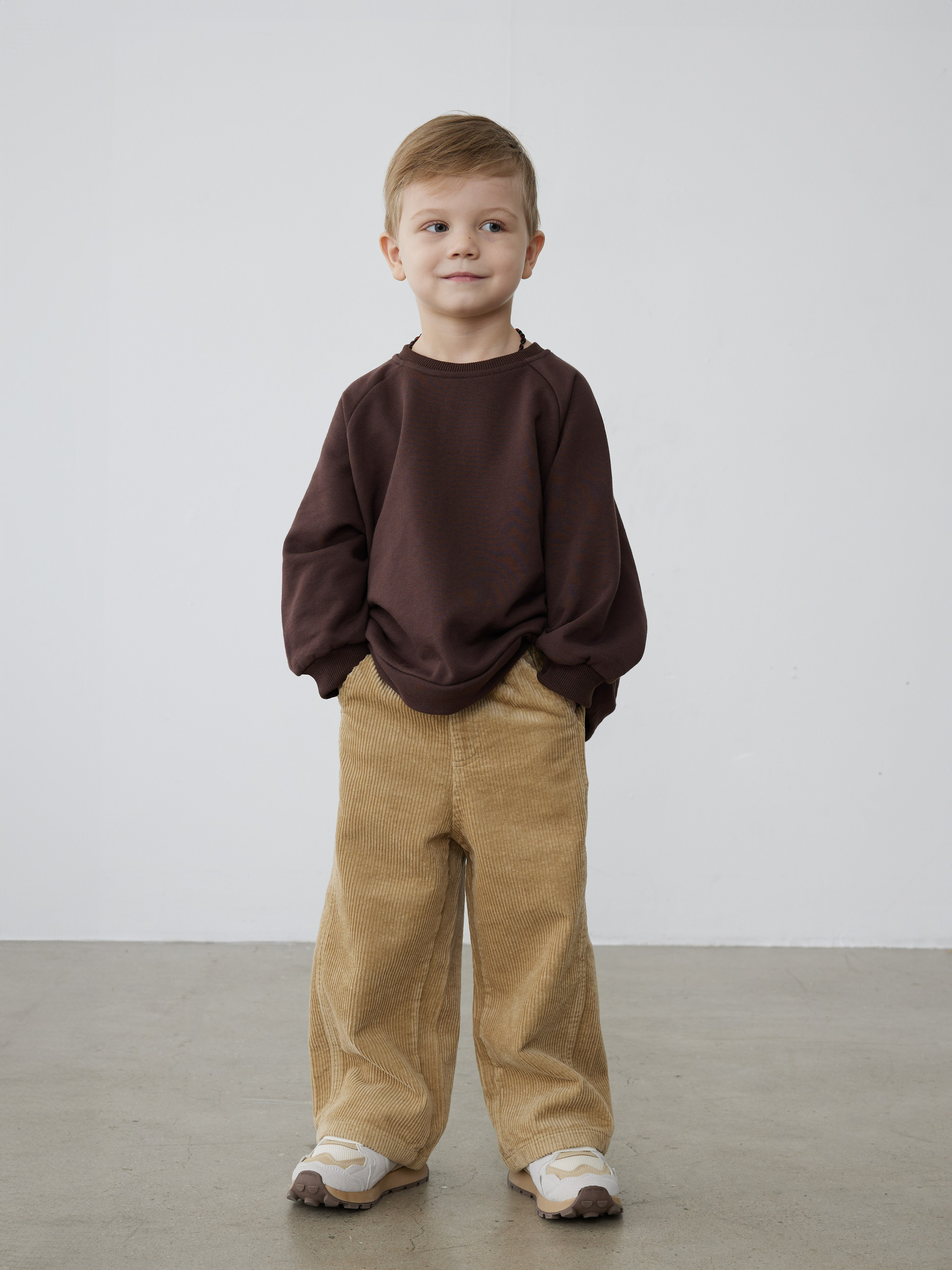 Фотограф Артём Галицкий. Специализируюсь на студийной съёмке одежды: каталоги, лукбуки, предметная съёмка. Опыт работы с fashion-брендами, маркетплейсами и коммерческими проектами. Грамотно выстраиваю свет, работаю быстро и точно под задачу. Также имею опыт работы гафером — отлично знаю световое оборудование и техническую сторону съёмочного процесса.