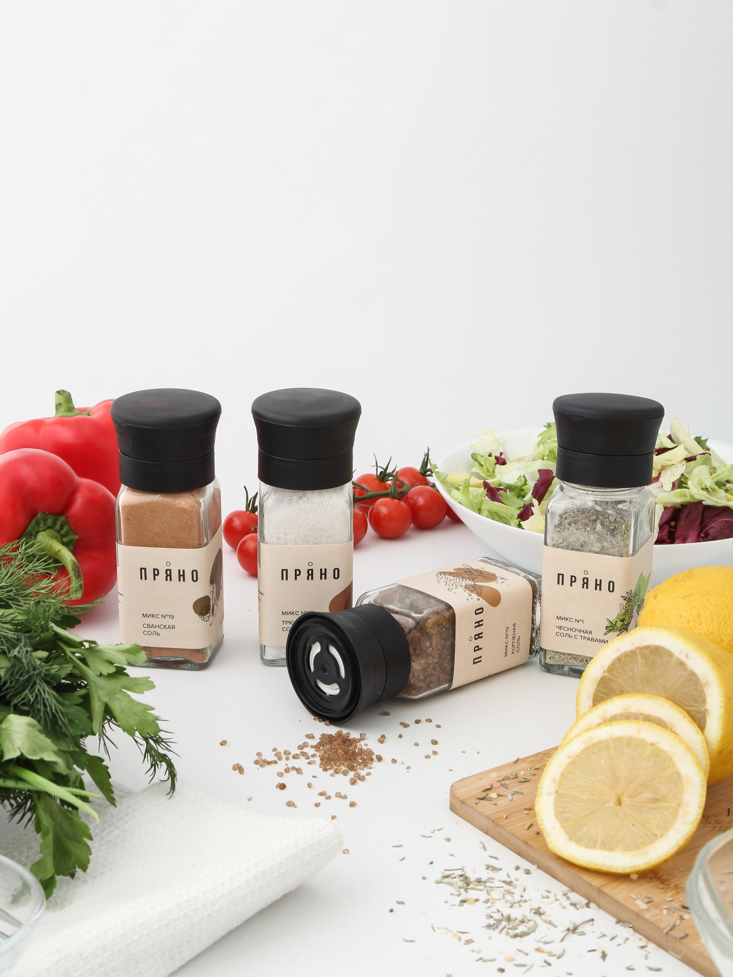 Фото упаковки специи с рассыпанным продуктом |Профессиональная съемка для пищевых брендов для сайта, маркетплейсов