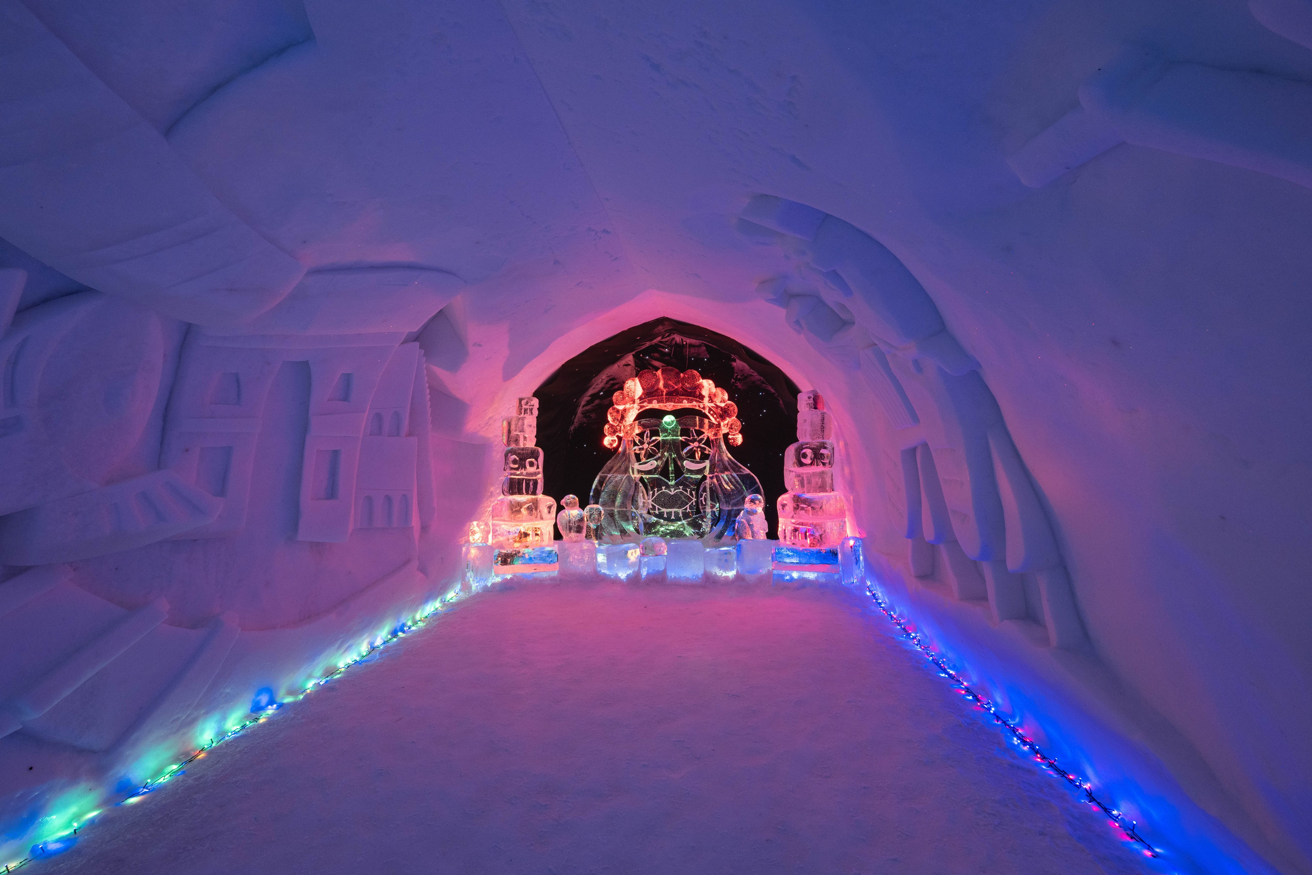 Снежная деревня. Турист оптимист