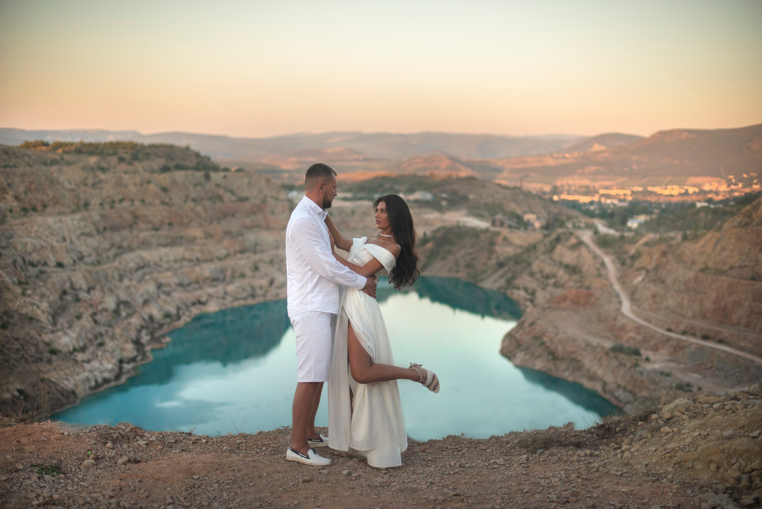 Свадебная фотосьемка на фоне живописных гор Крыма