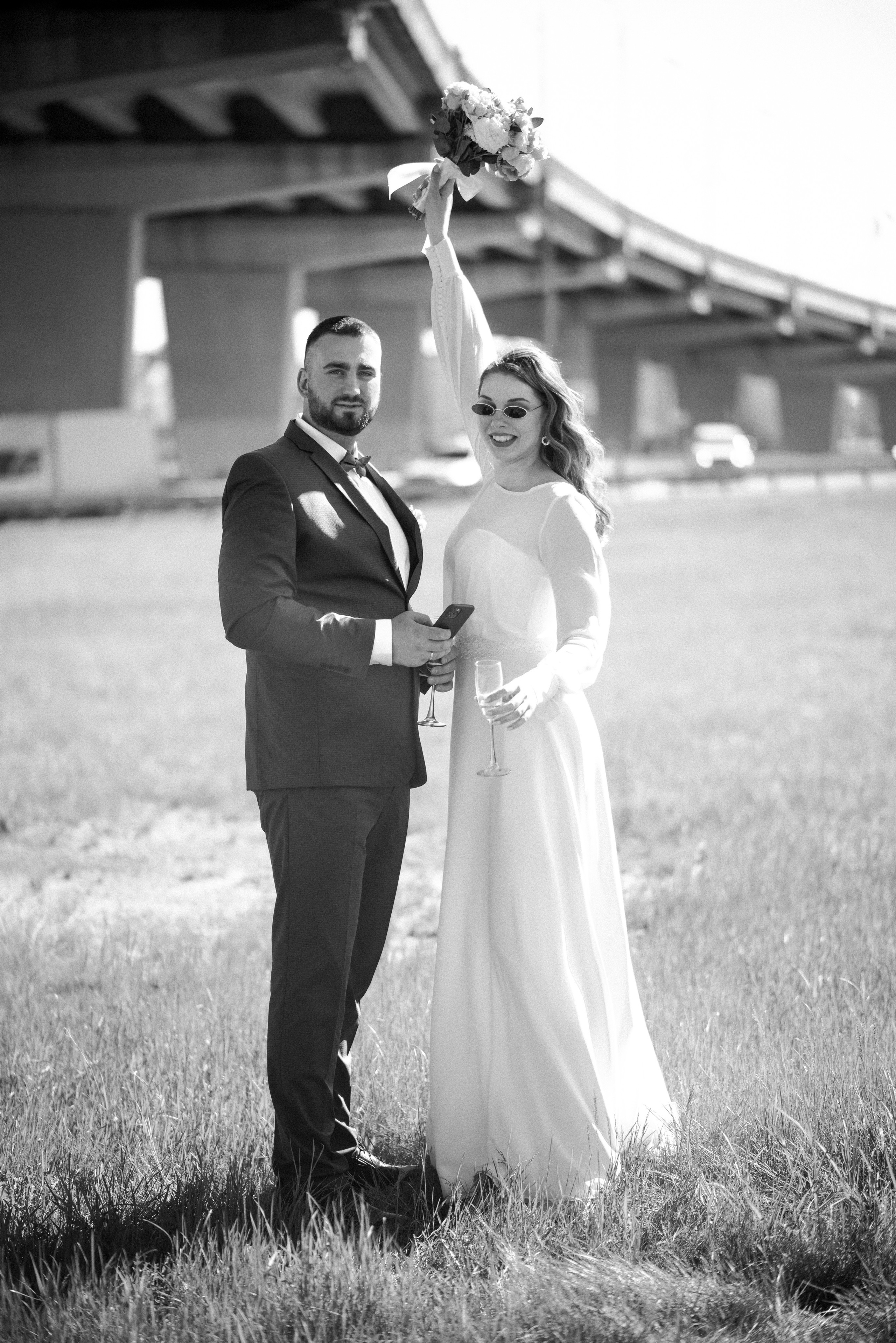 Свадебная фотосессия Елены и Александра на фоне спокойного города