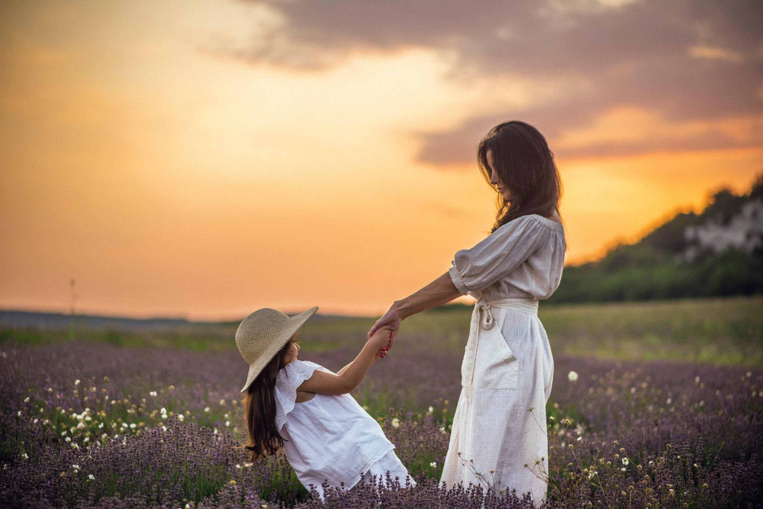 Семейная фотосьемка мамы с дочкой в лавандовом поле на закате дня
