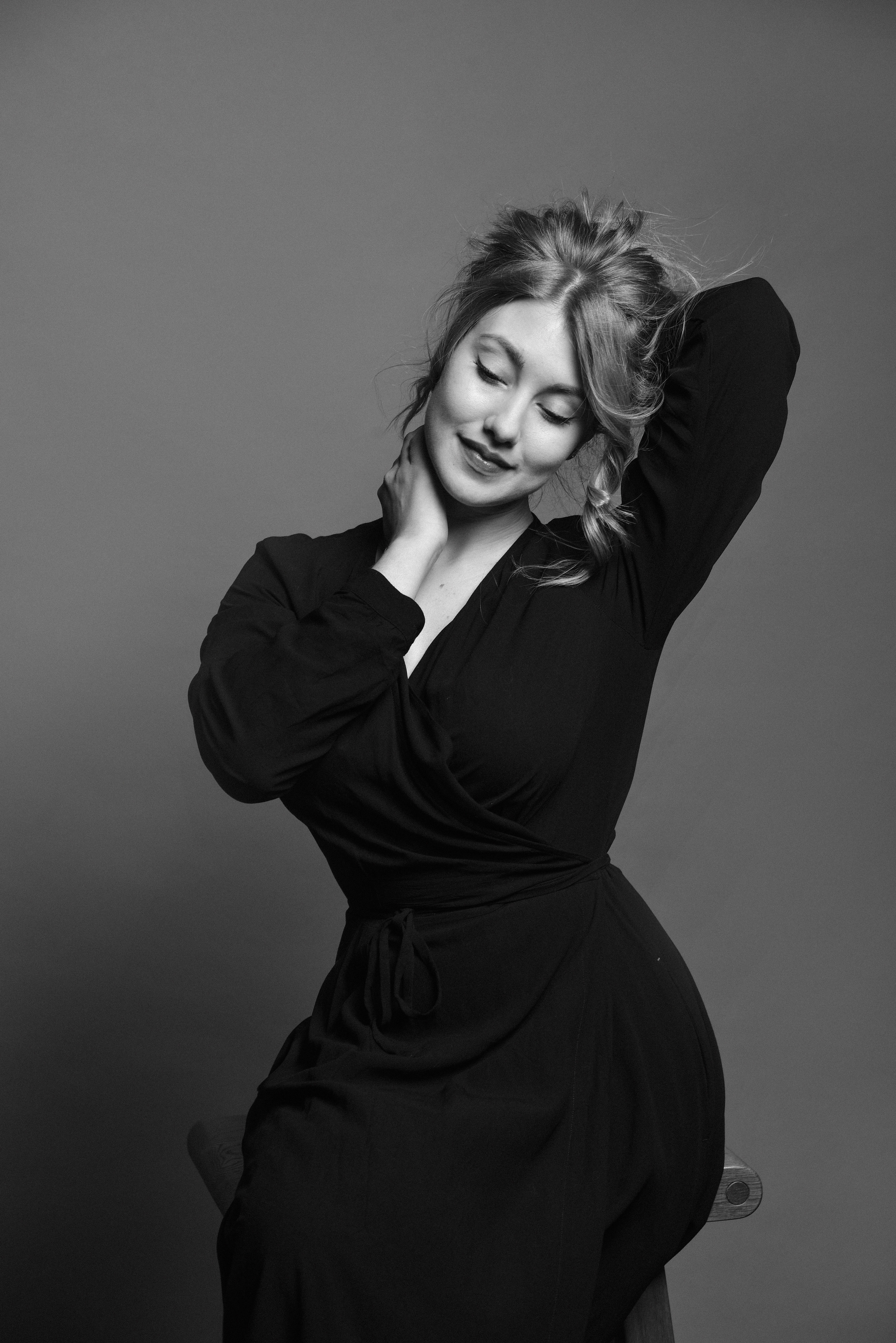 Студийная фотосессия красивой девушки в черно-белом стиле