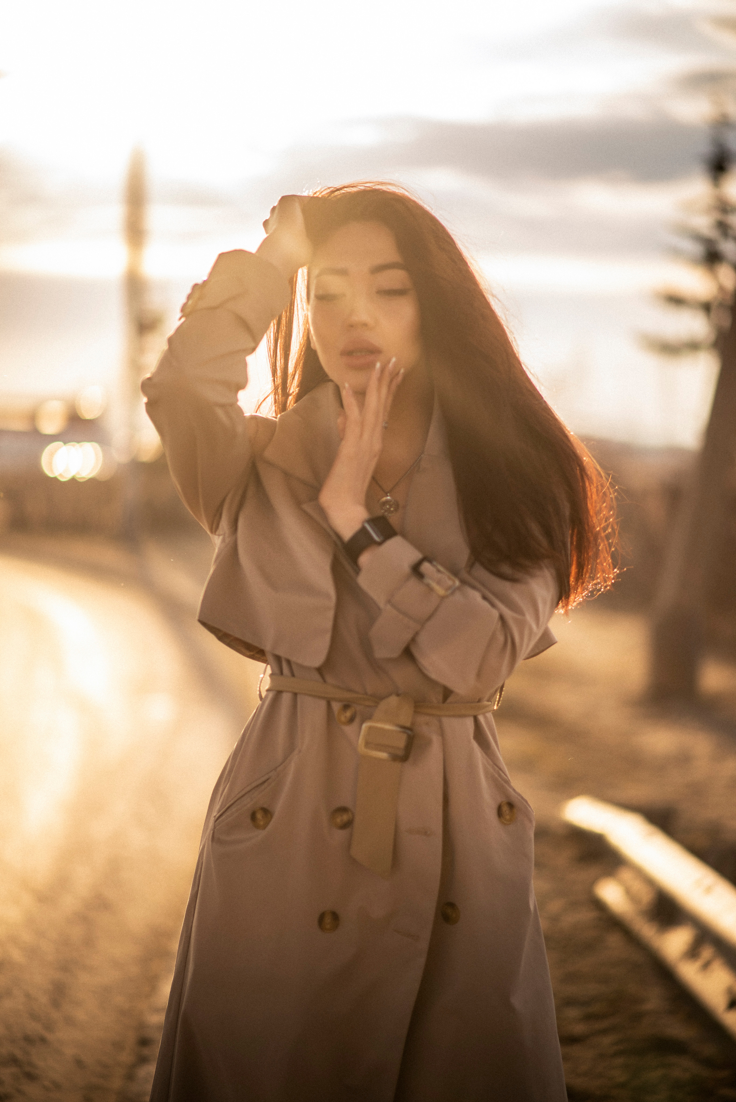 Городская фотосессия Регины на фоне автомобильного моста