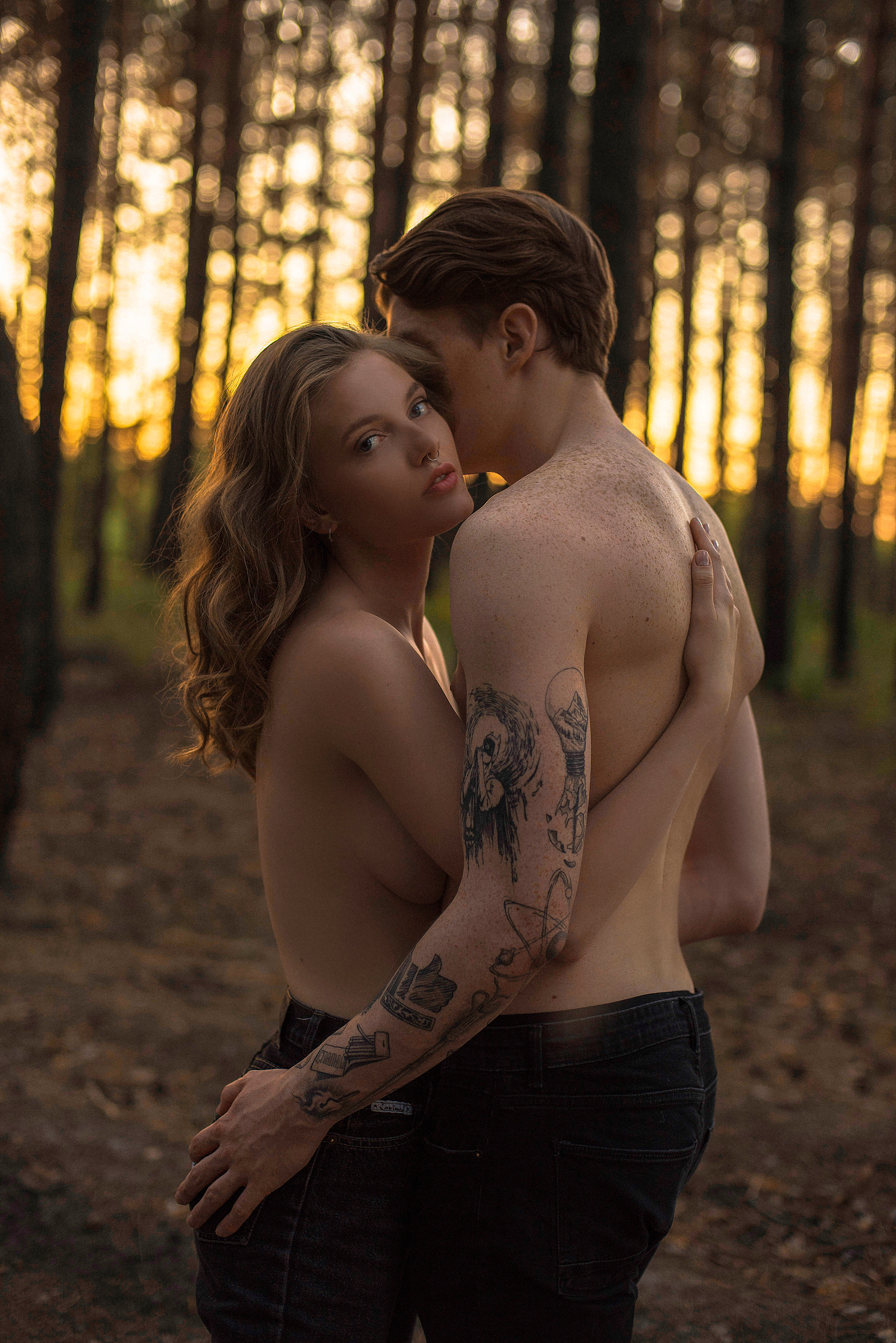 Фотосессия влюбленной пары на закате дня в Крымском лесу