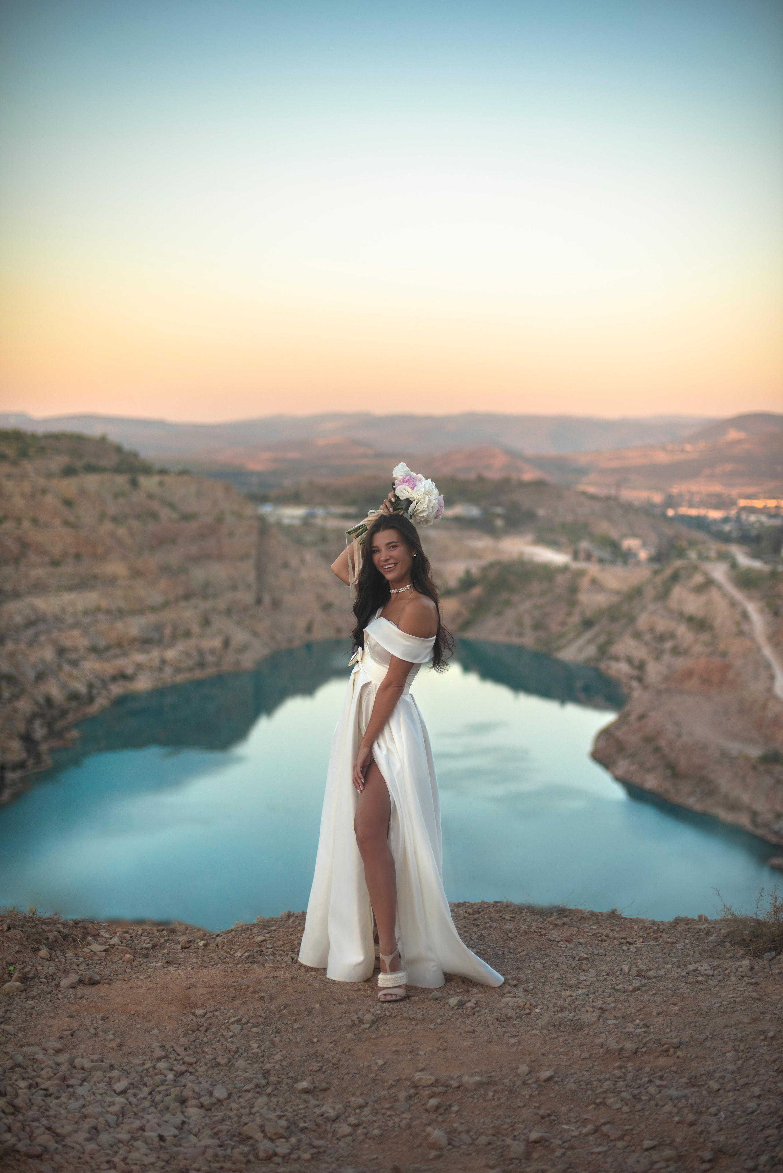 Свадебная фотосьемка на фоне живописных гор Крыма