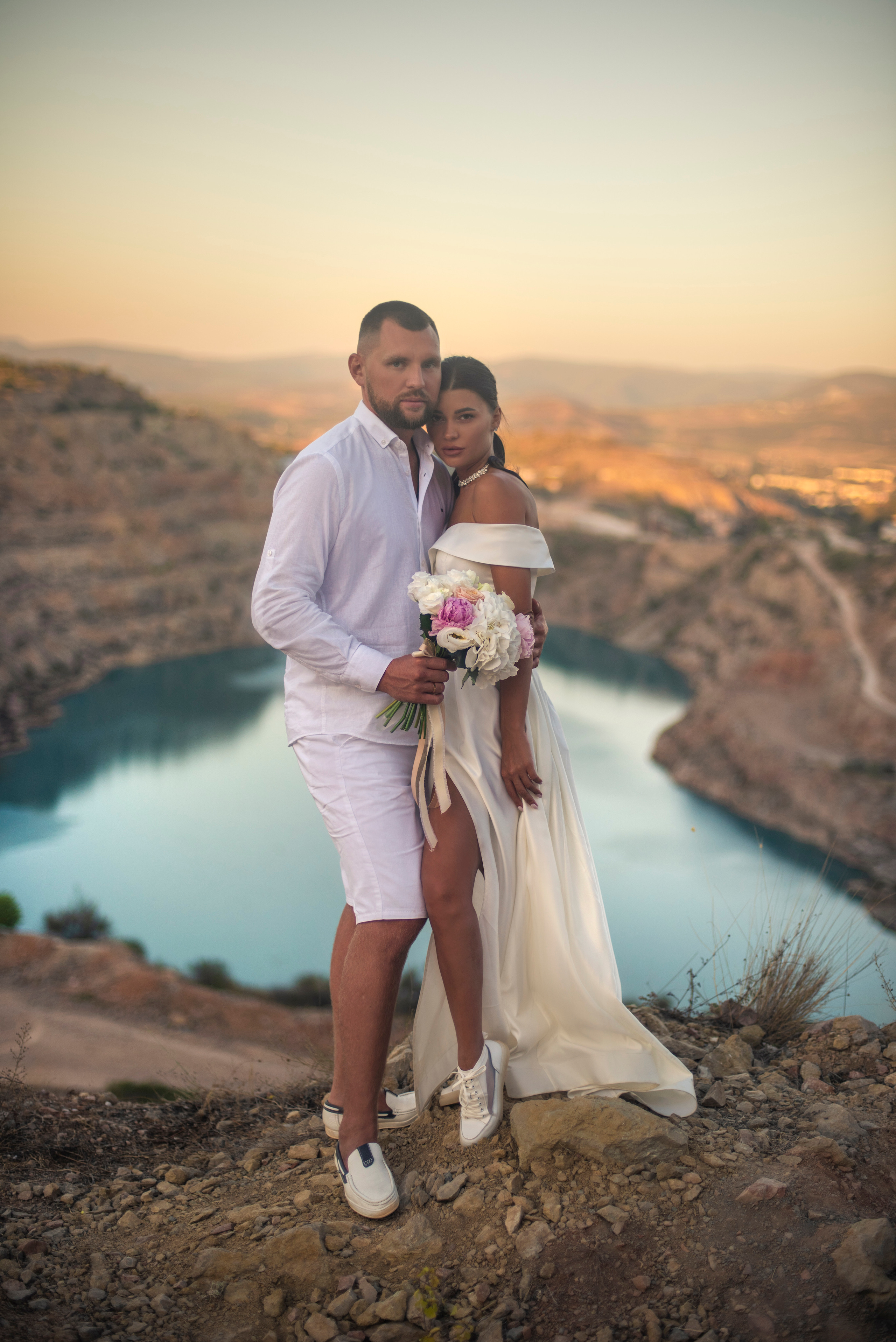 Свадебная фотосьемка на фоне живописных гор Крыма