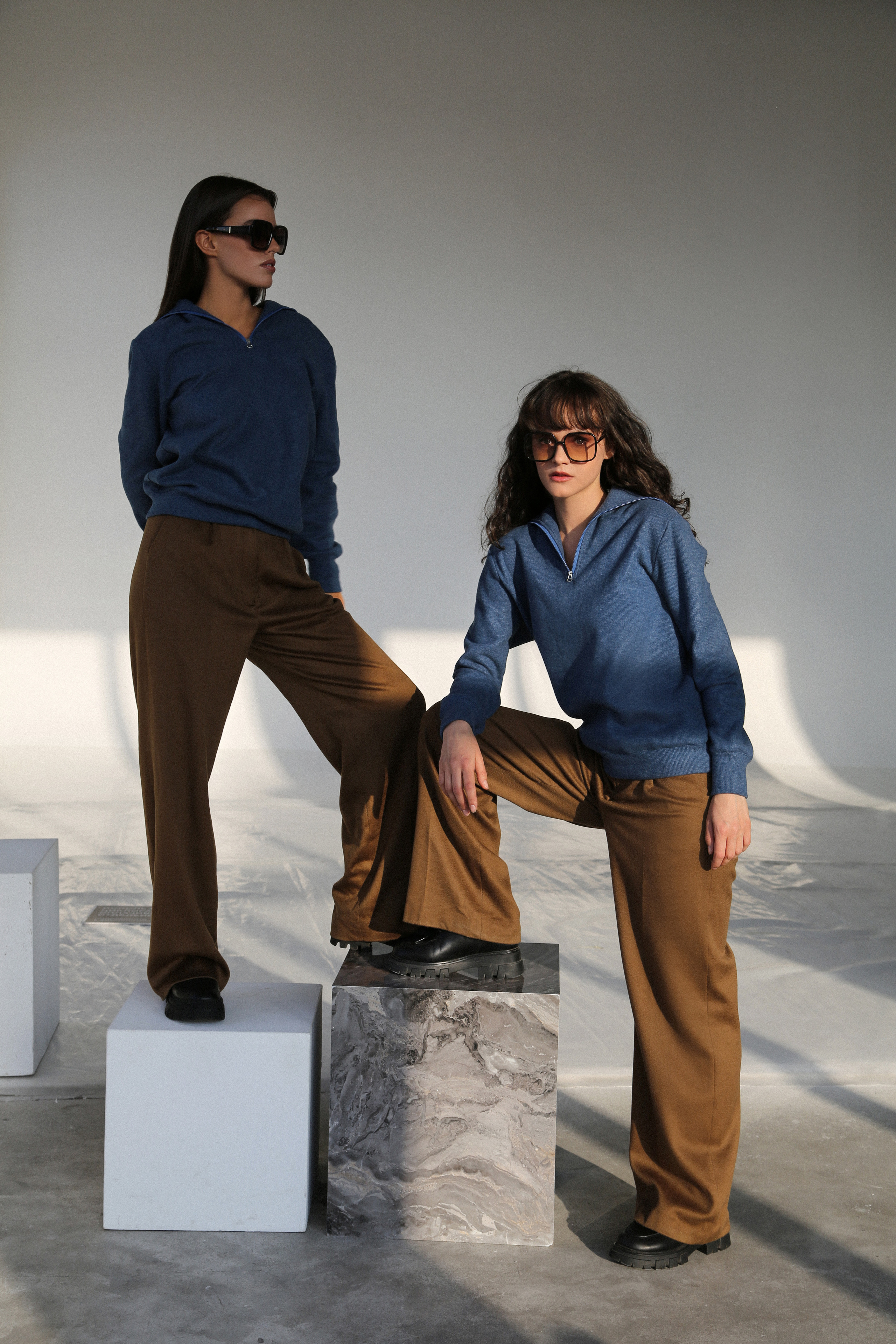 Фотосессия двух молодых дам в студии для личной коллекции