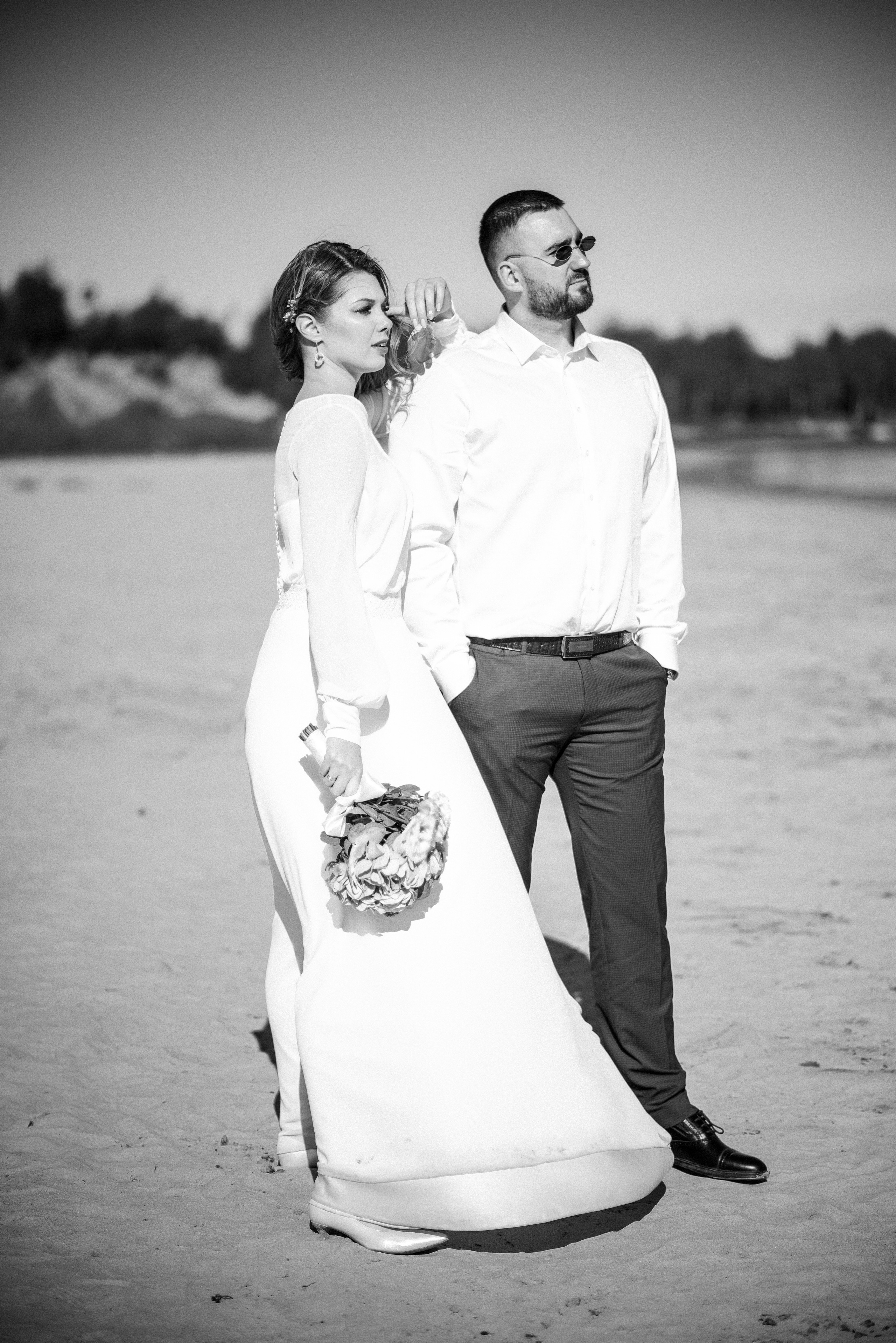 Свадебная фотосессия Елены и Александра на фоне спокойного города