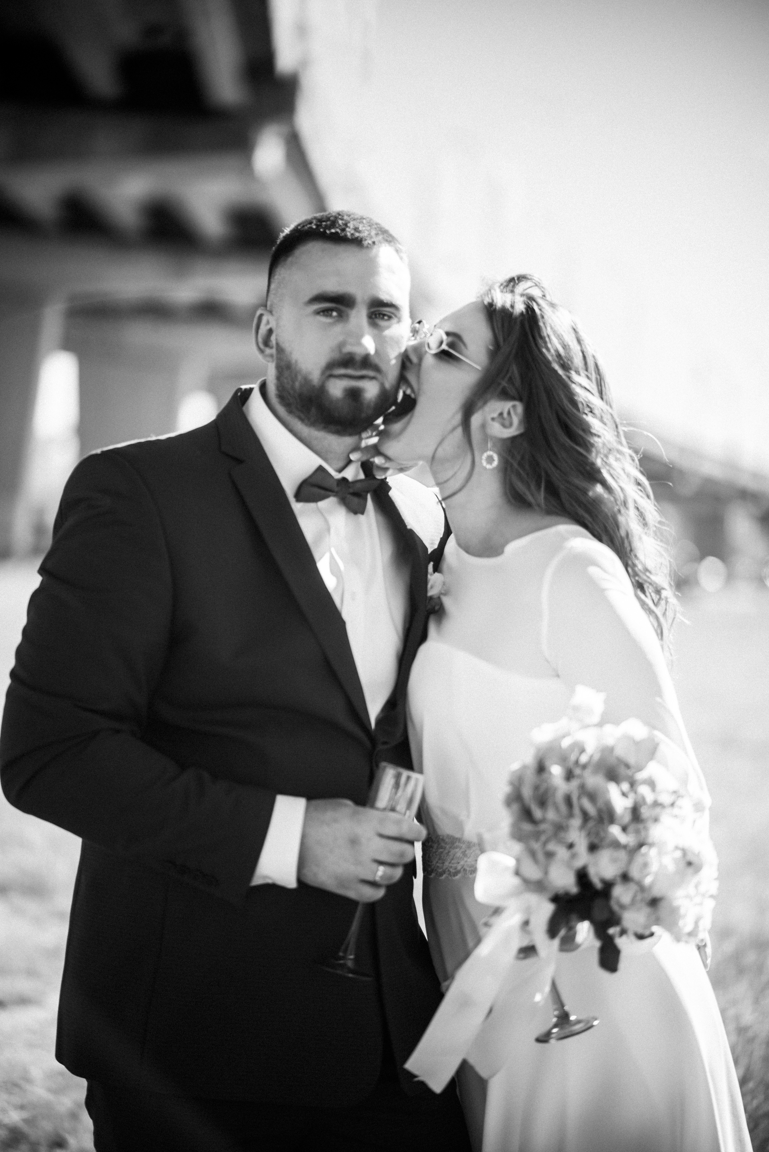 Свадебная фотосессия Елены и Александра на фоне спокойного города