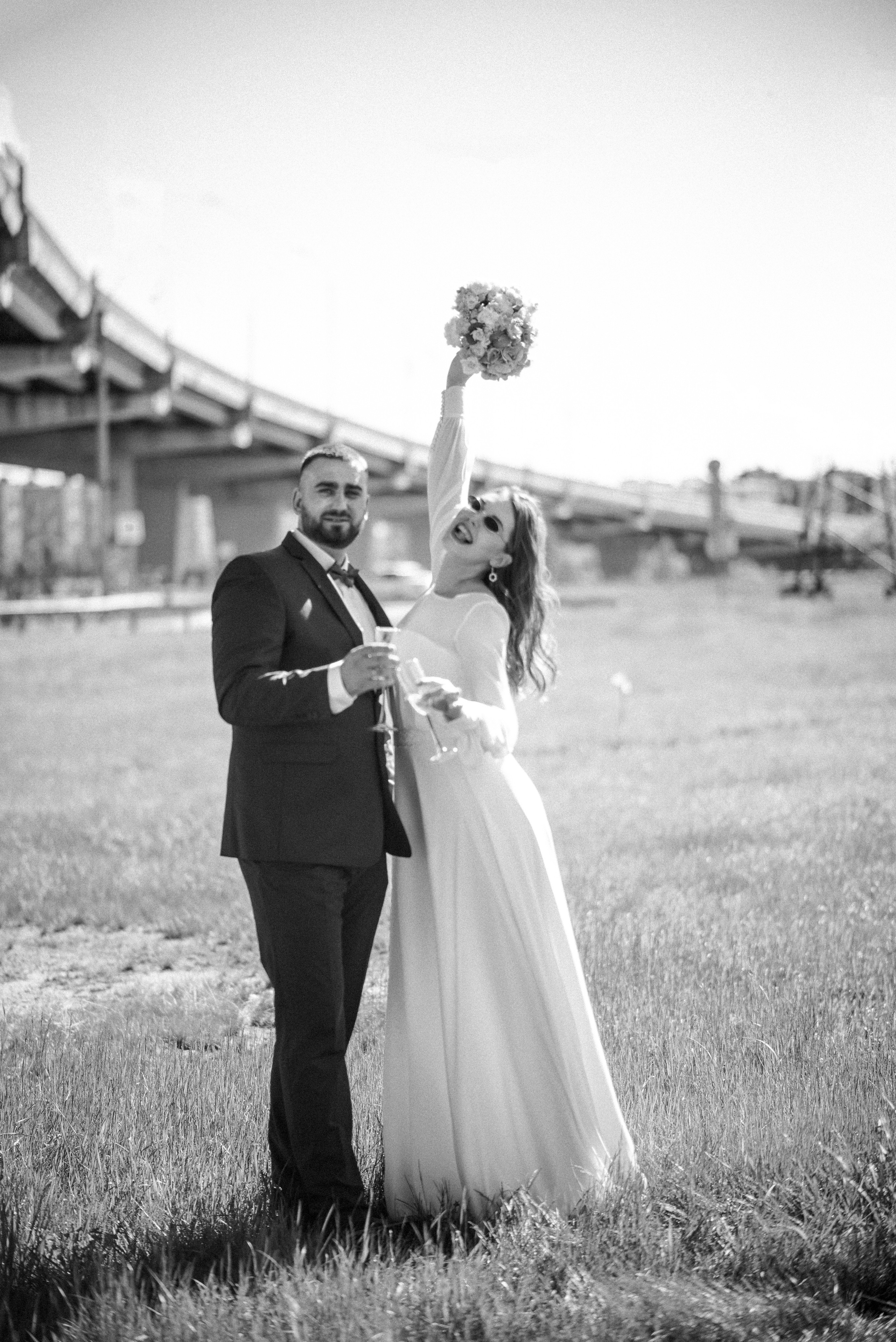 Свадебная фотосессия Елены и Александра на фоне спокойного города