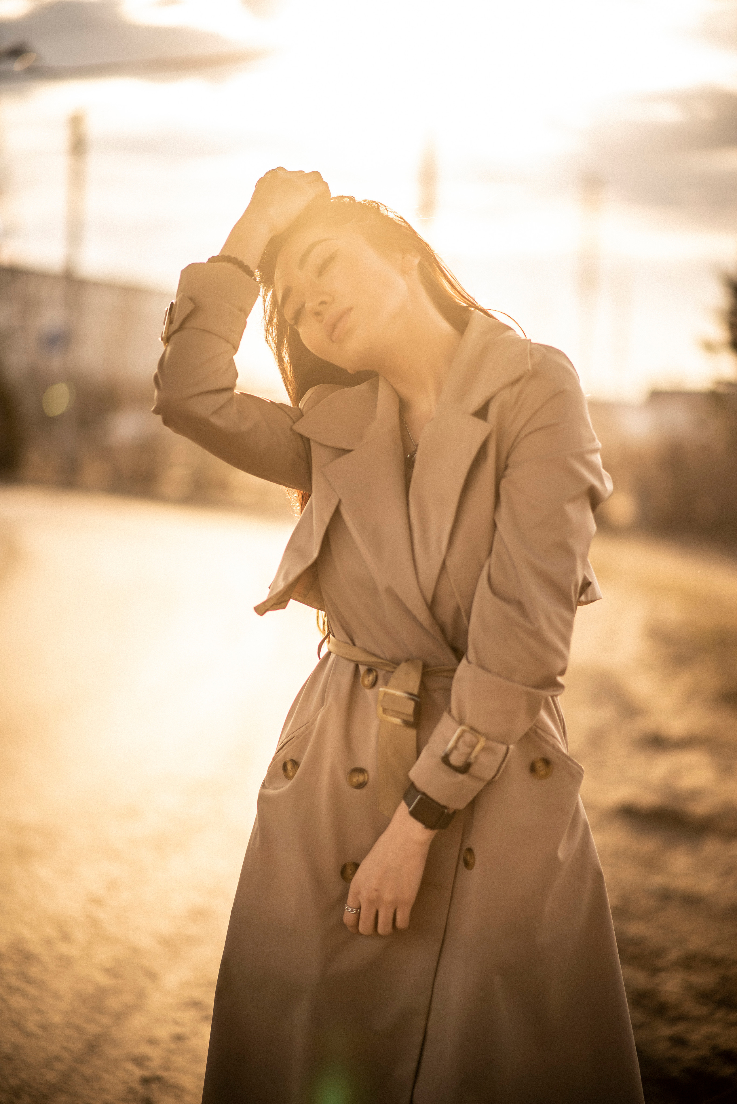 Городская фотосессия Регины на фоне автомобильного моста