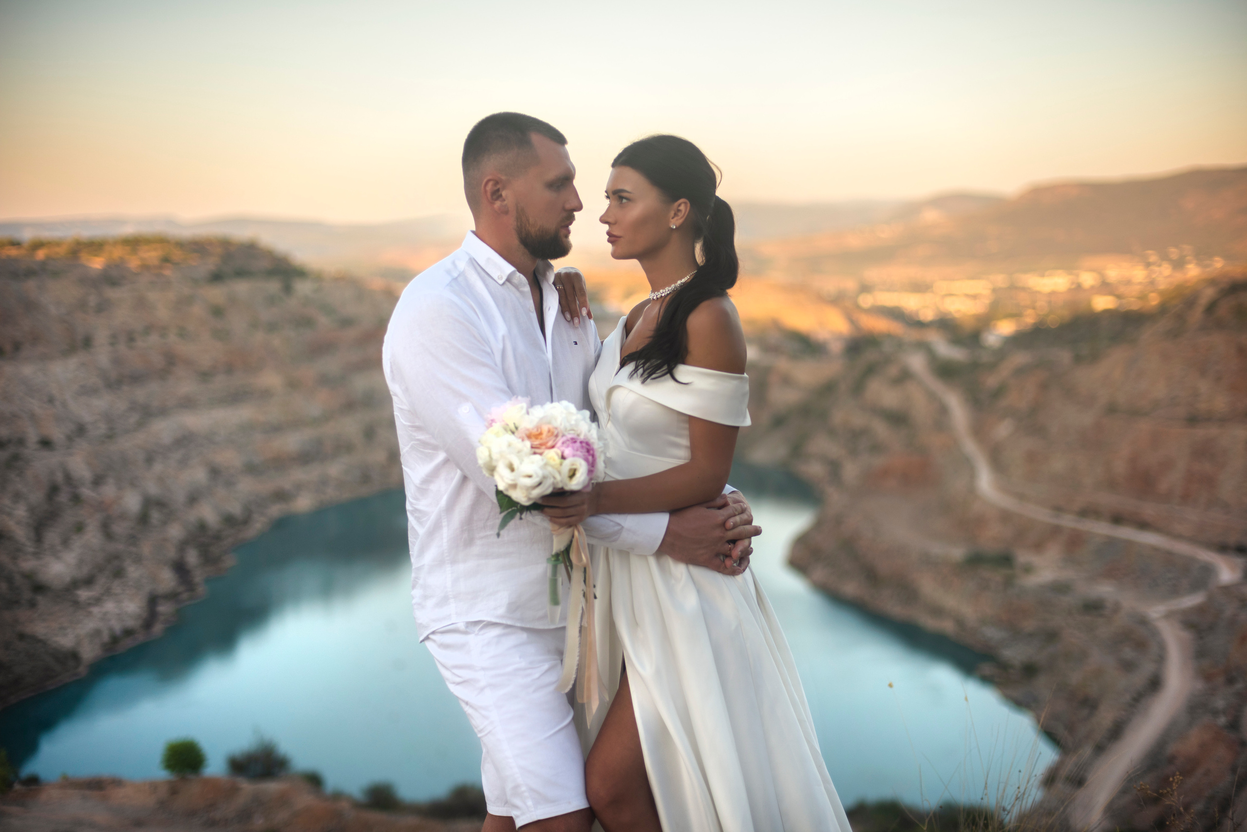 Свадебная фотосьемка на фоне живописных гор Крыма