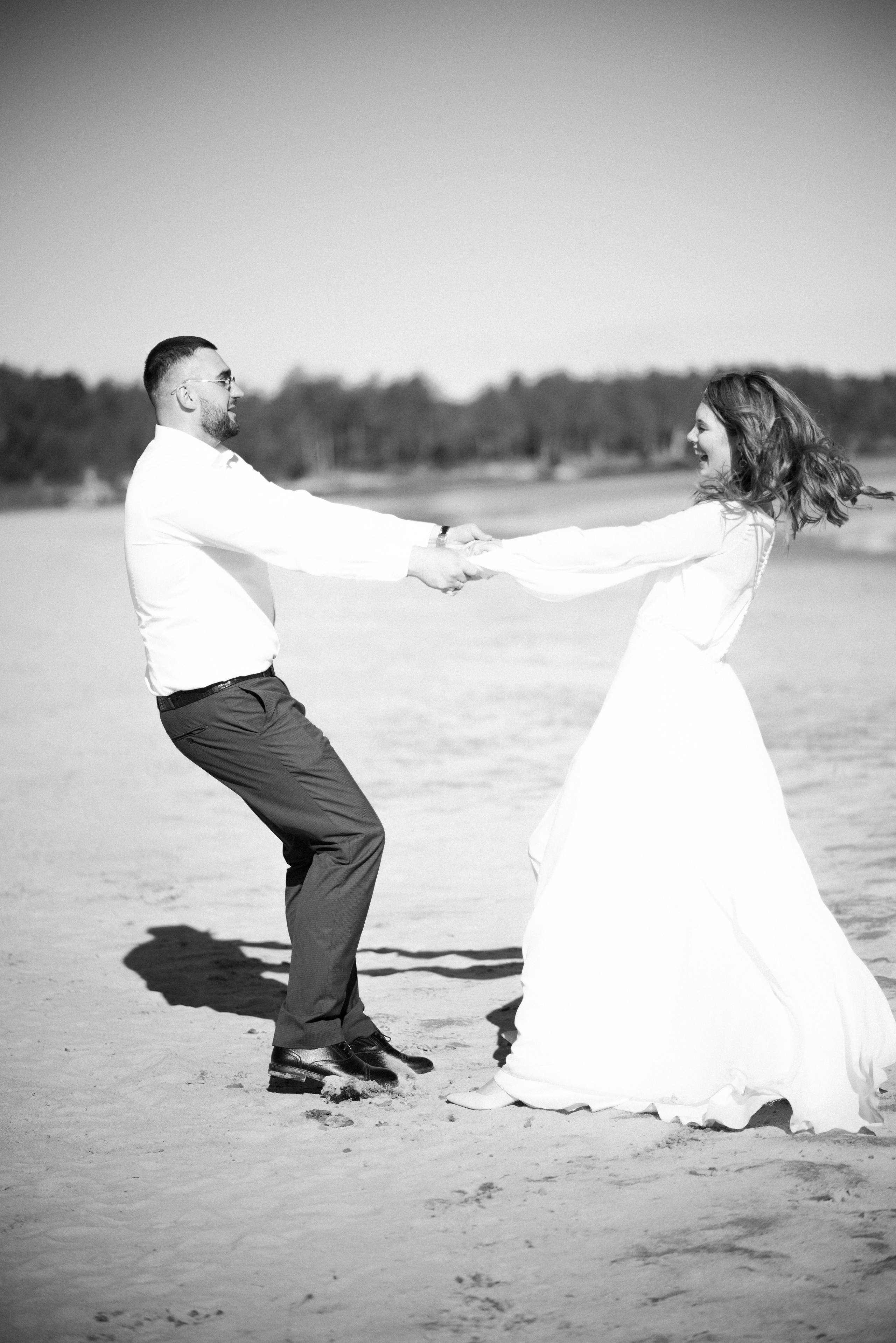 Свадебная фотосессия Елены и Александра на фоне спокойного города