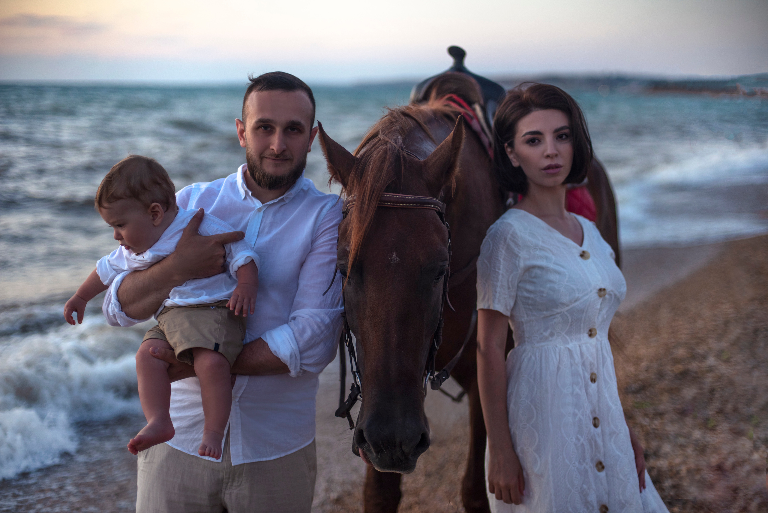 Семейная фотосьемка в стиле "конная прогулка" на фоне моря