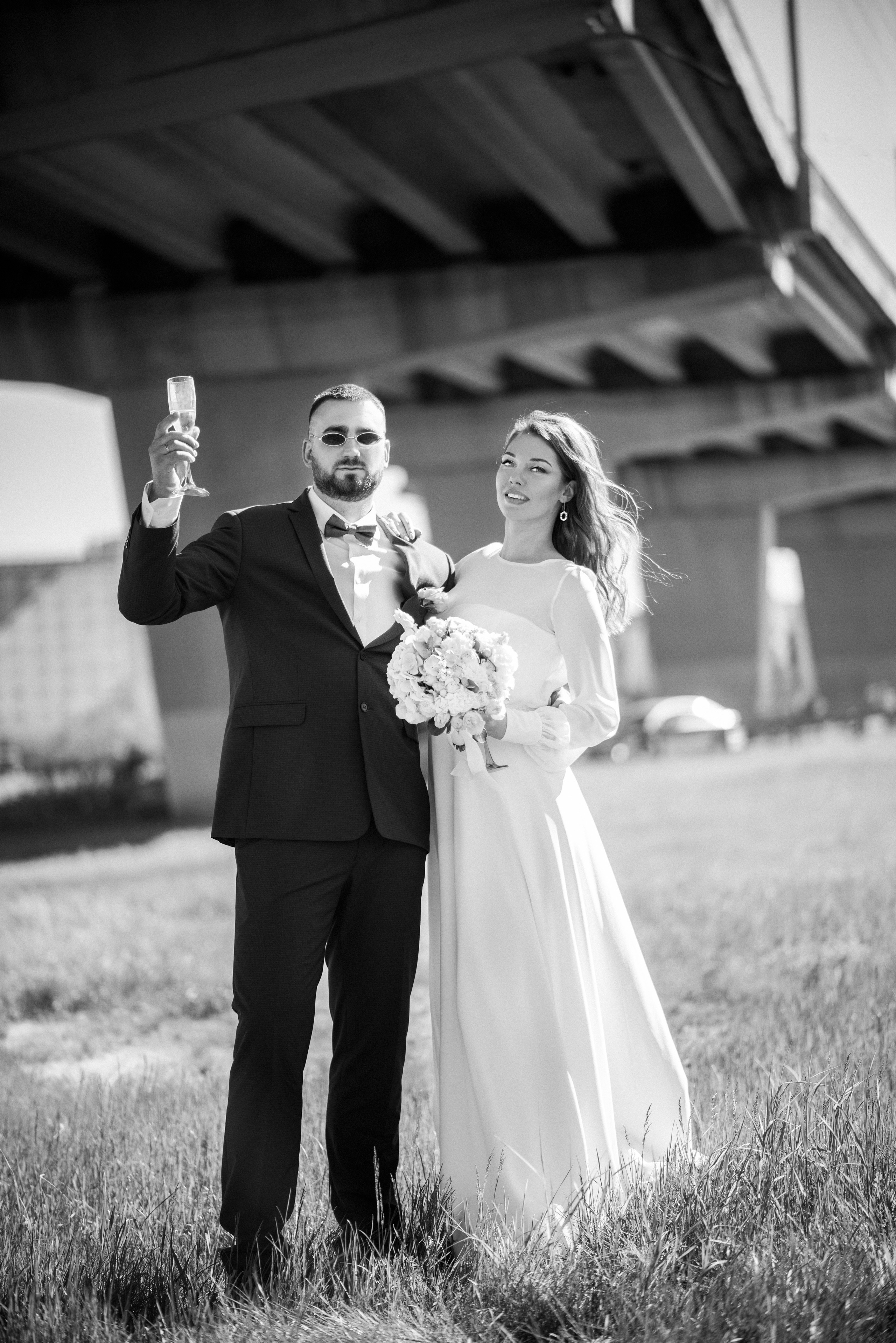 Свадебная фотосессия Елены и Александра на фоне спокойного города