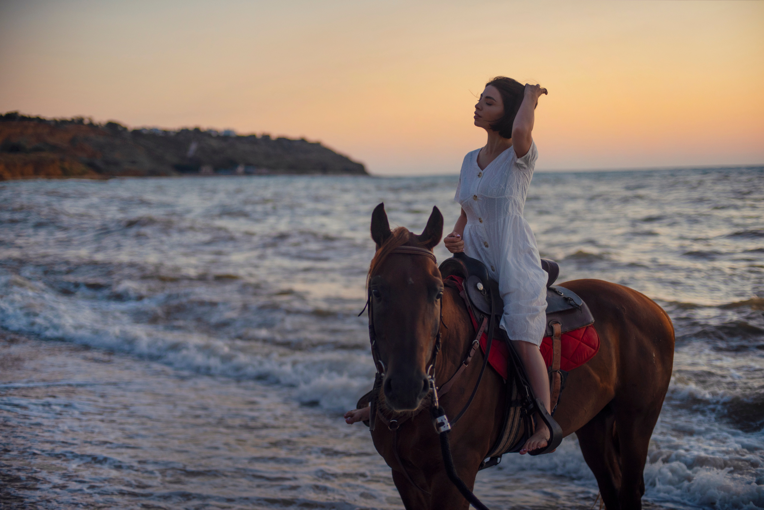 Семейная фотосьемка в стиле "конная прогулка" на фоне моря