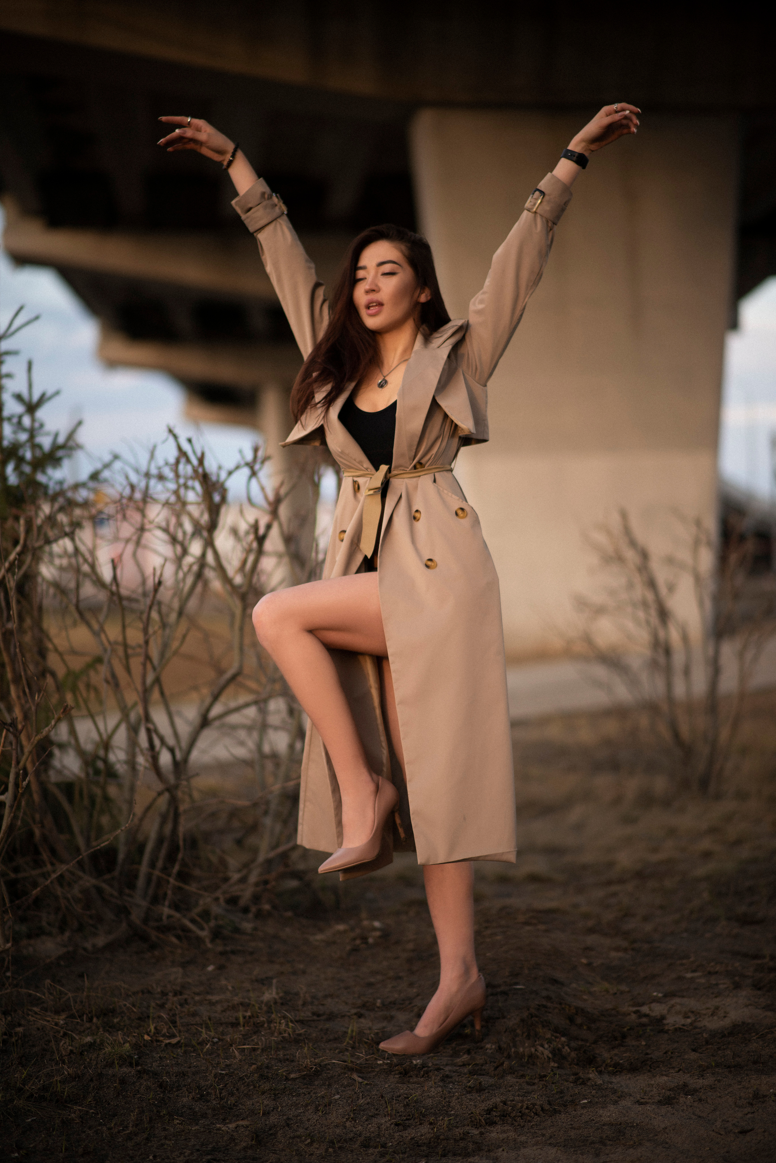 Городская фотосессия Регины на фоне автомобильного моста