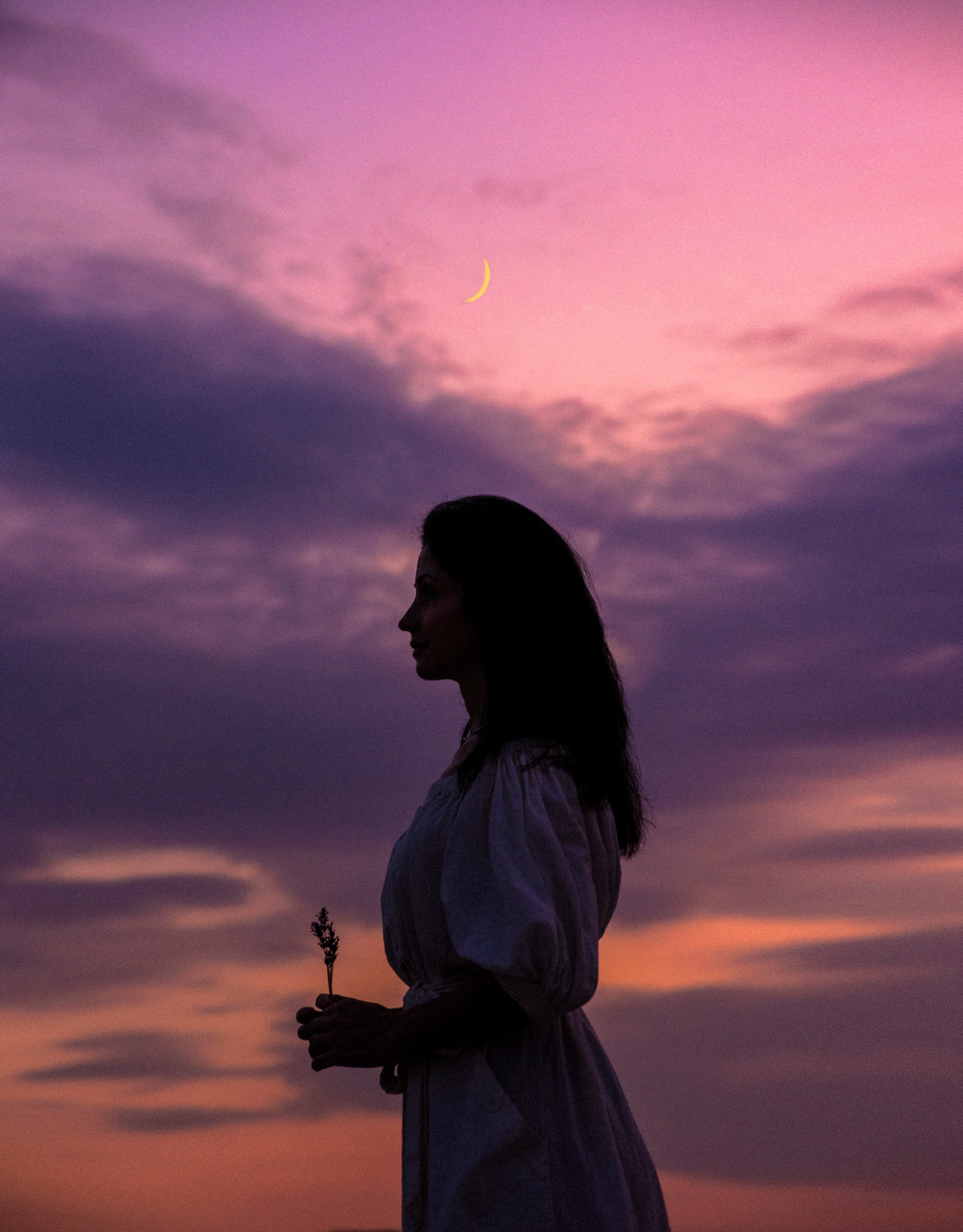 Семейная фотосьемка мамы с дочкой в лавандовом поле на закате дня