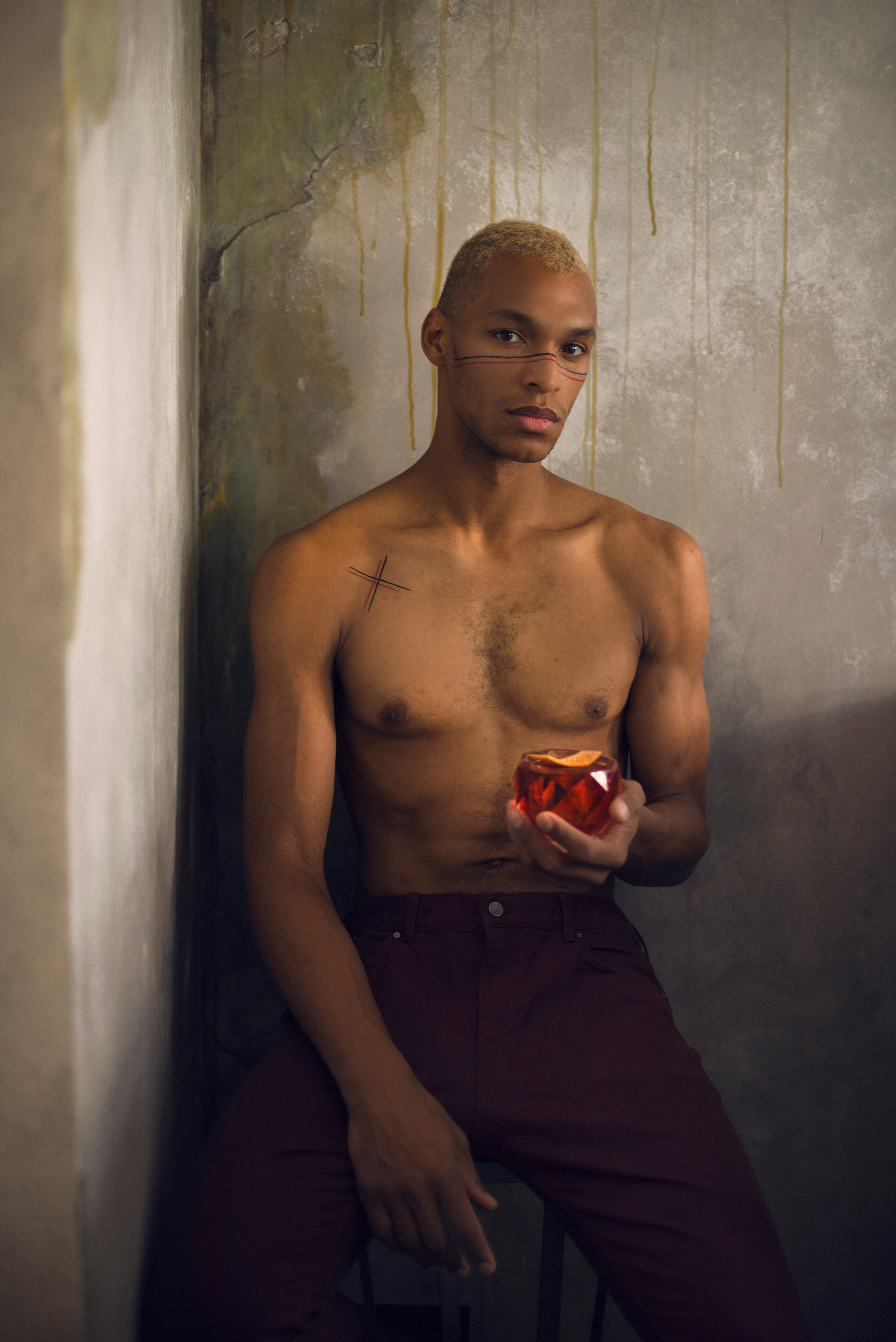 Мужская фотоссесия колоритного парня в студии