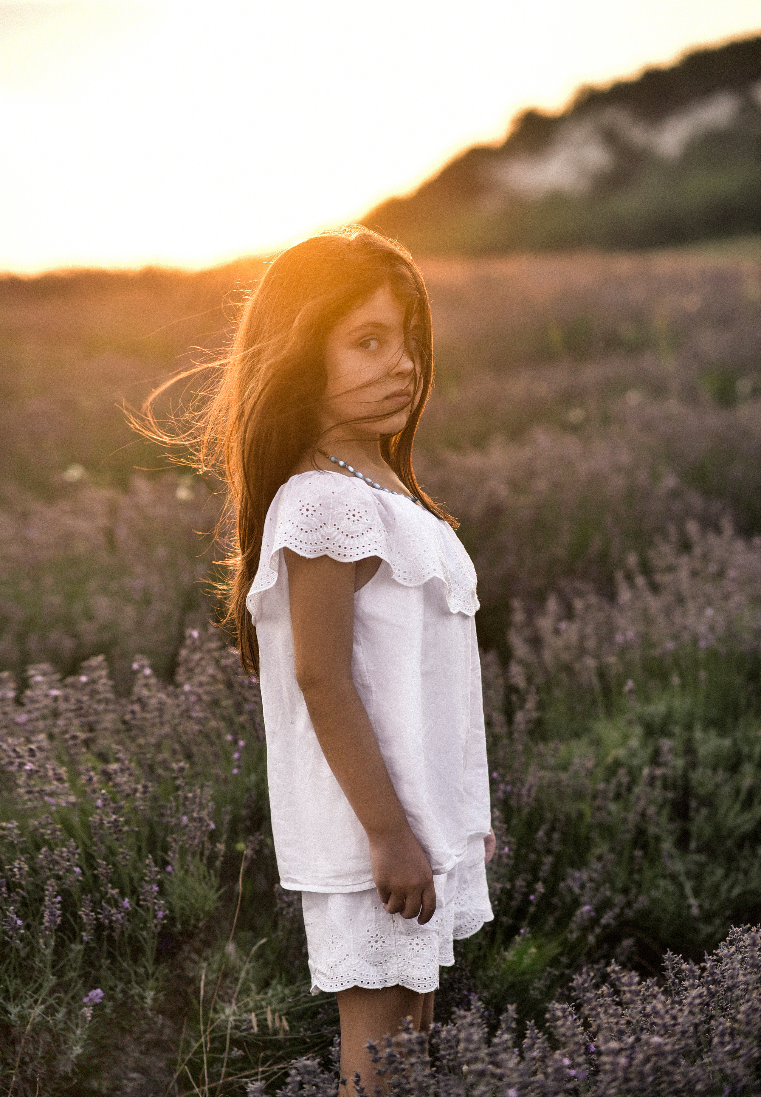 Семейная фотосьемка мамы с дочкой в лавандовом поле на закате дня